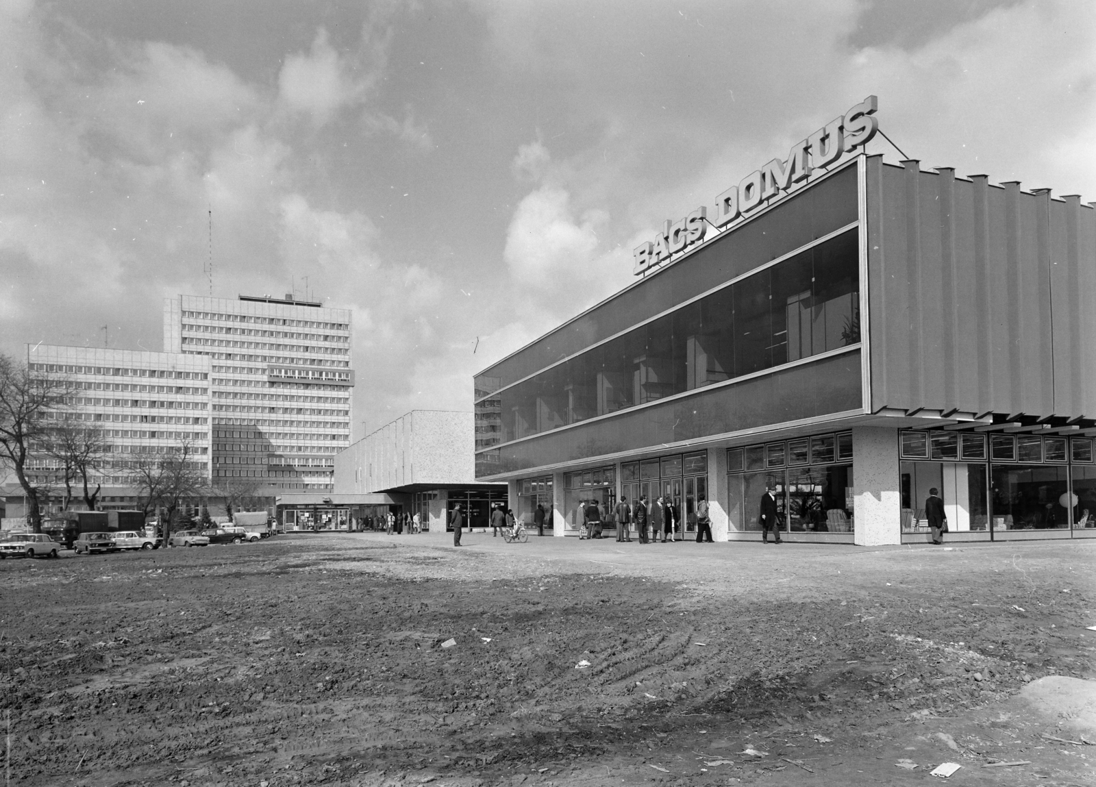 Magyarország, Kecskemét, Deák Ferenc tér, szemben a Pártház és Megyei Tanács, jobbra a Bács Domus Áruház., 1977, FŐFOTÓ, Domus Vállalat, Fortepan #207242