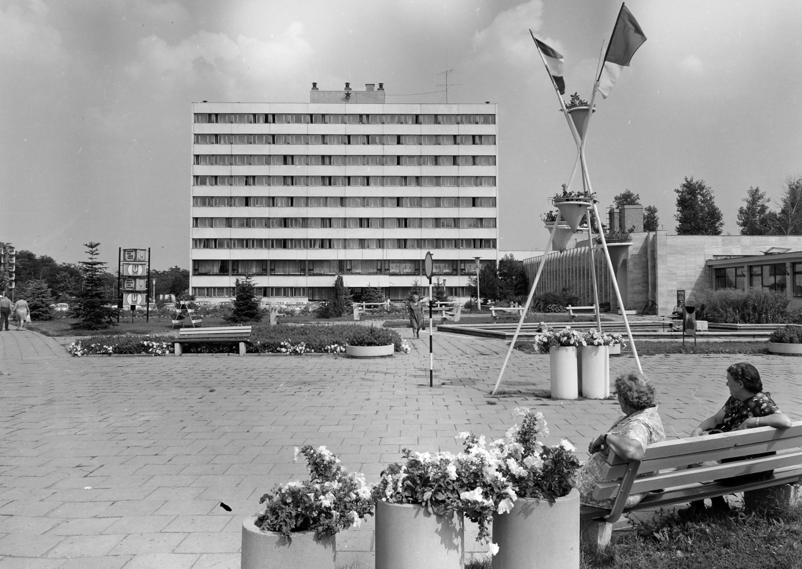 Hungary, Gyula, Maróthy tér (ekkor névtelen), park a Várfürdő bejárata előtt. Szemben a SZOT MEDOSz Gyógyüdülő (később Erkel Hotel), jobbra a Gyógyfürdő., 1977, FŐFOTÓ, Fortepan #207250