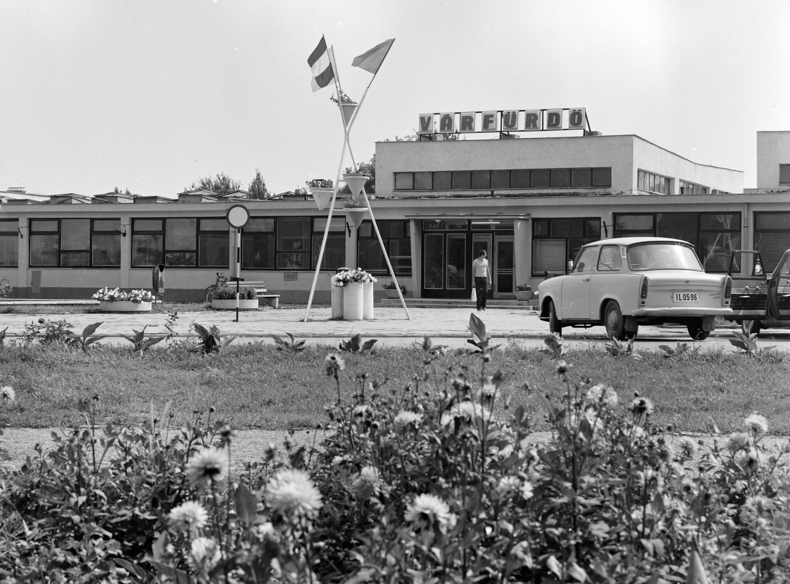 Hungary, Gyula, Várkert utca, szemben a Várfürdő bejárata., 1977, FŐFOTÓ, Fortepan #207251