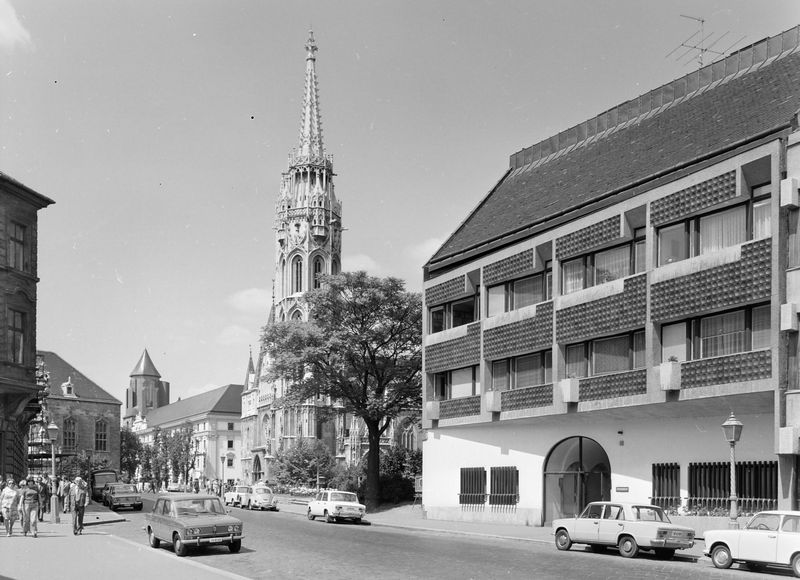 Hungary, Budapest I., Tárnok utca a Budavári Álltalános Iskola előtt. Szemben a Szentháromság téren a Mátyás-templom., 1977, FŐFOTÓ, Budapest, Fortepan #207255