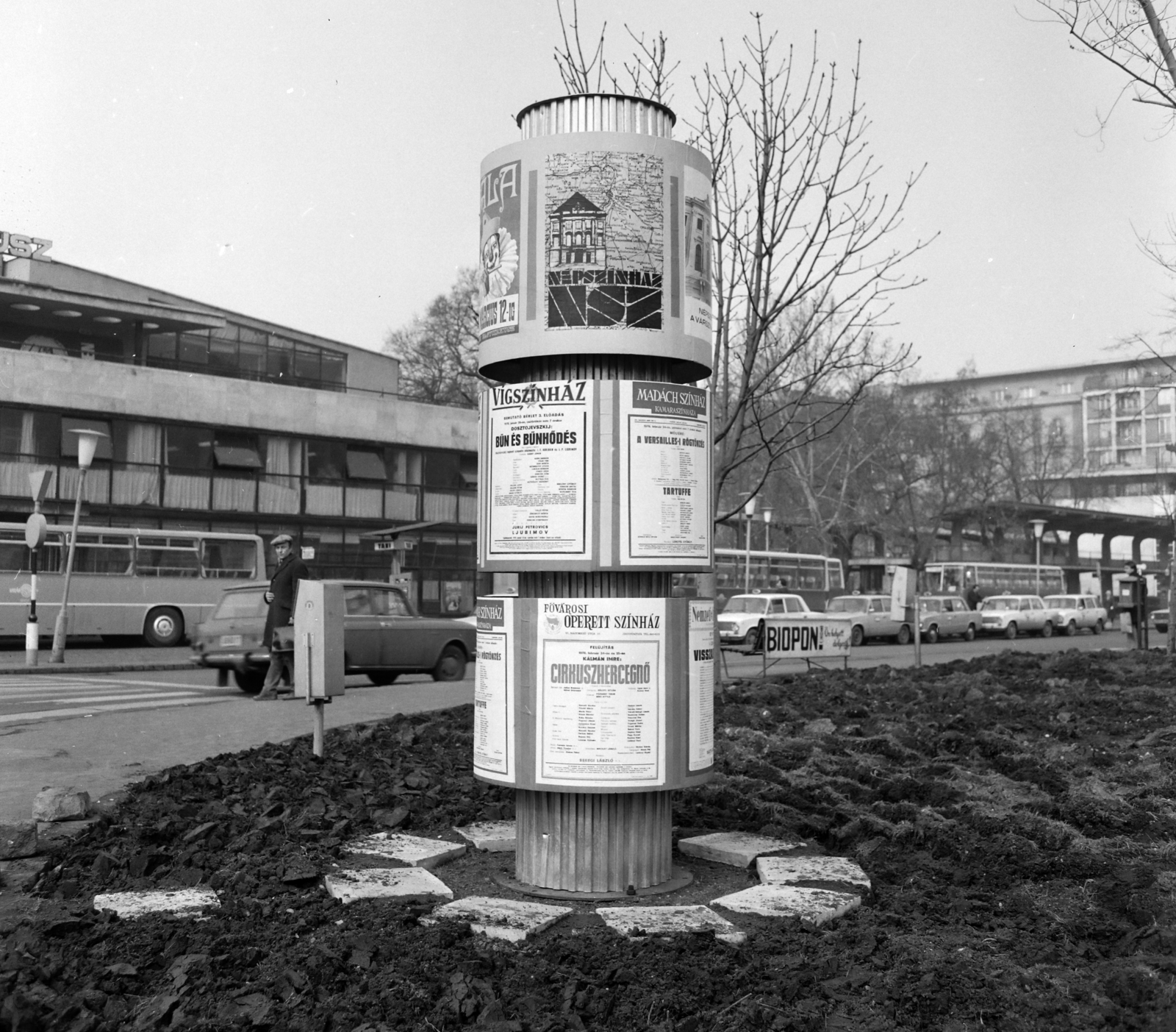 Magyarország, Budapest V., Erzsébet (Engels) tér, színházak műsorát hirdető plakátok, háttérben a MÁVAUT autóbusz-pályaudvar., 1978, FŐFOTÓ, Ikarus-márka, Budapest, autóbusz, Ikarus 260, Ikarus 266, Fortepan #207263