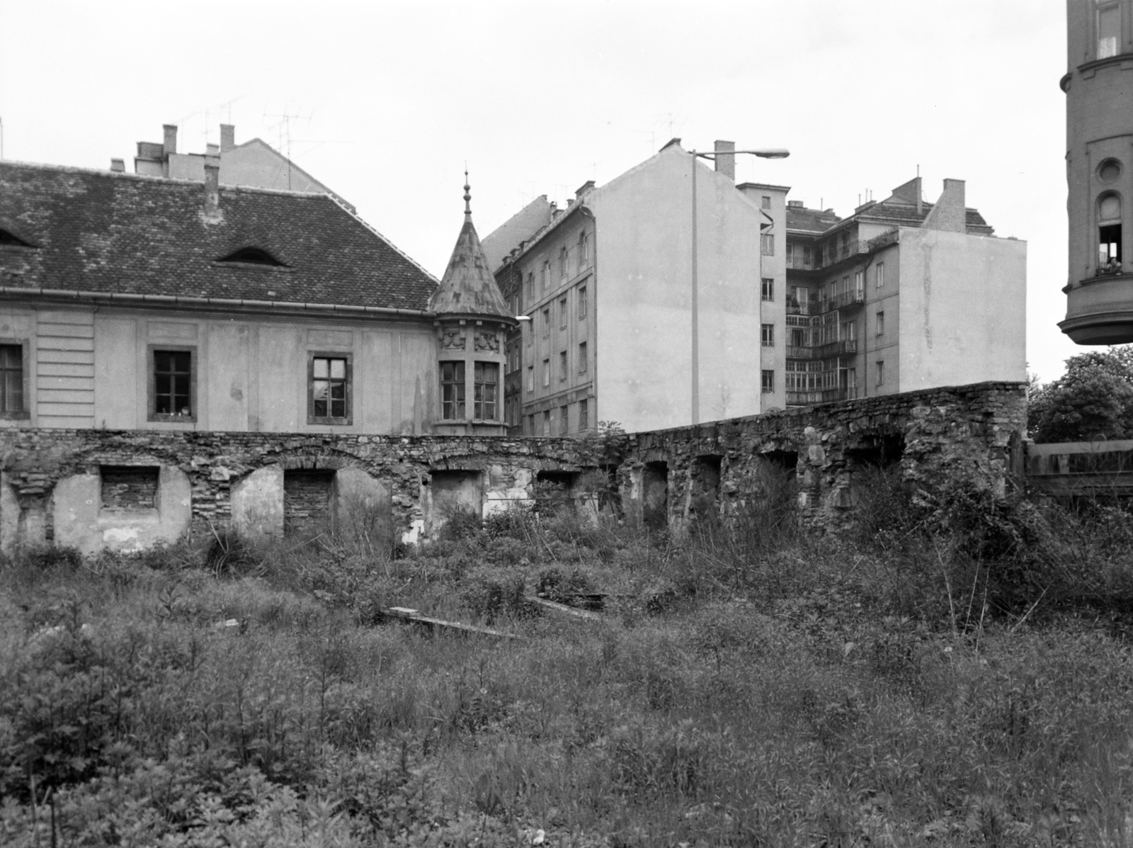 Magyarország, Budapest I., Fő utca, a bontás alatt álló 16. és 18. számú ház bontási területe. A fal mögött szemben a Pala utca sarkán a Kapisztory-ház áll., 1978, FŐFOTÓ, Budapest, Fortepan #207271