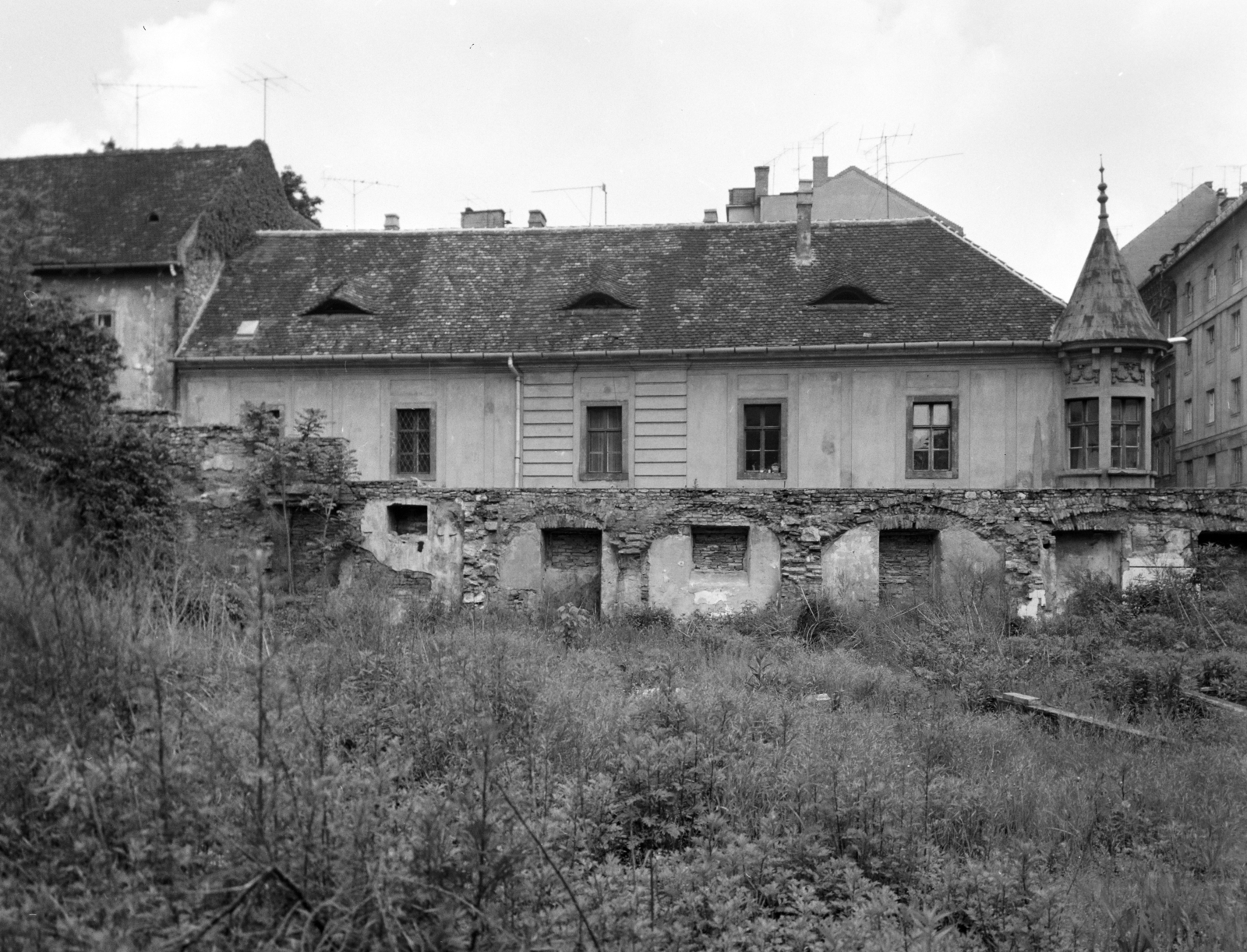 Hungary, Budapest I., Fő utca, a bontás alatt álló 16. és 18. számú ház bontási területe. A fal mögött szemben a Pala utca sarkán a Kapisztory-ház áll., 1978, FŐFOTÓ, Budapest, Fortepan #207272