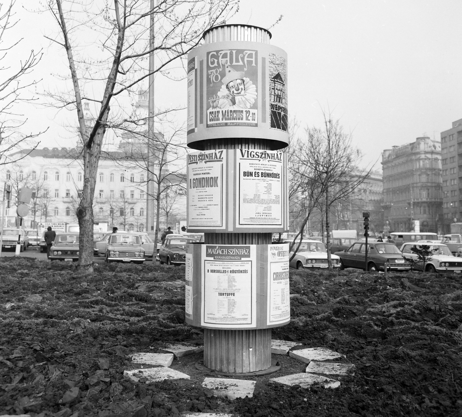 Magyarország, Budapest V., Erzsébet (Engels) tér, színházak műsorát hirdető plakátok, háttérben a Bazilika., 1978, FŐFOTÓ, Budapest, Fortepan #207283