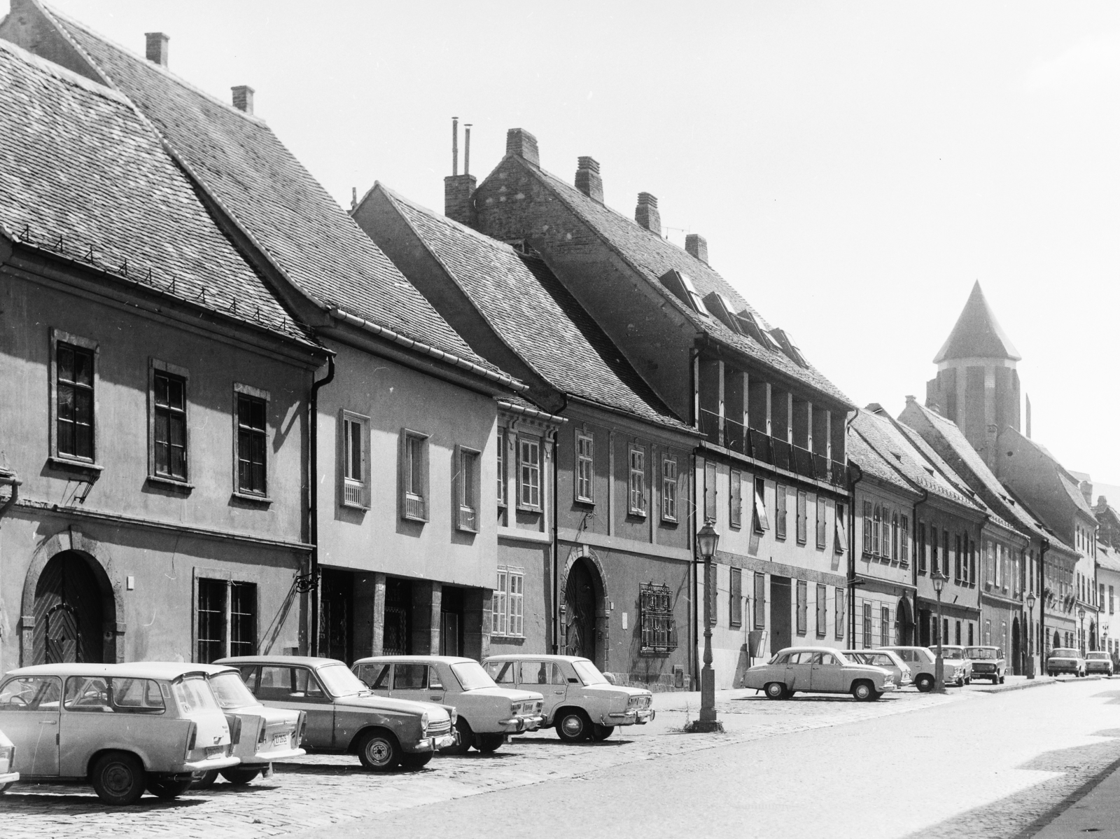 Magyarország, budai Vár, Budapest I., Fortuna utca, a Kard (Hatvany Lajos) utcától a Hess András térnél álló középkori Szent Miklós-templom tornyára épített moder kupola felé nézve., 1978, FŐFOTÓ, Budapest, Fortepan #207285