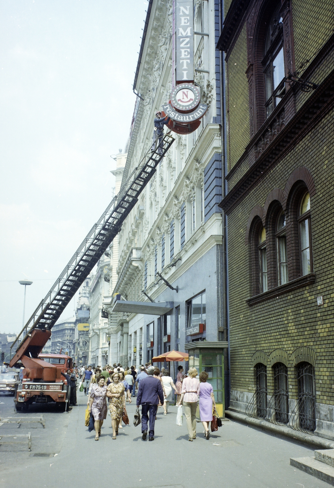 Hungary, Budapest VIII., József körút a Blaha Lujza térnél, jobbra a Nemzeti Szálló épülete., 1978, FŐFOTÓ, colorful, Budapest, Fortepan #207300