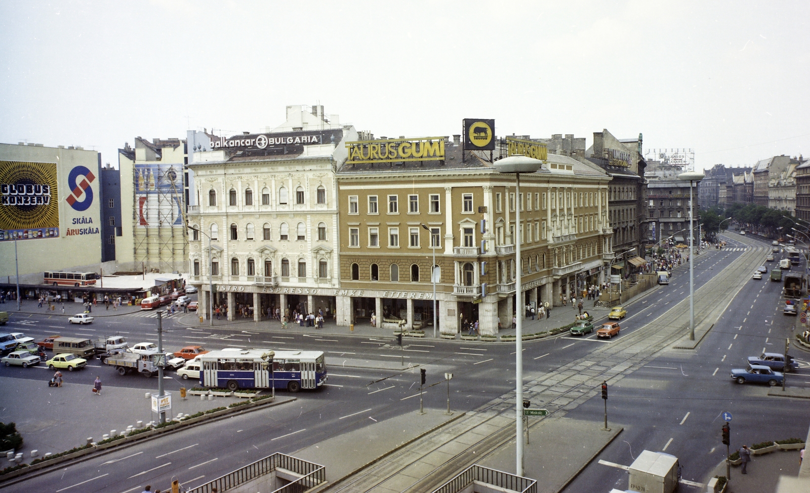 Hungary, Budapest VII.,Budapest VIII., József körút a Blaha Lujza térnél. Szemben balra az Akácfa utca torkolata a Rákóczi útnál, jobbra az Erzsébet (Lenin) körút sarkán az EMKE ház., 1978, FŐFOTÓ, colorful, Budapest, Fortepan #207301