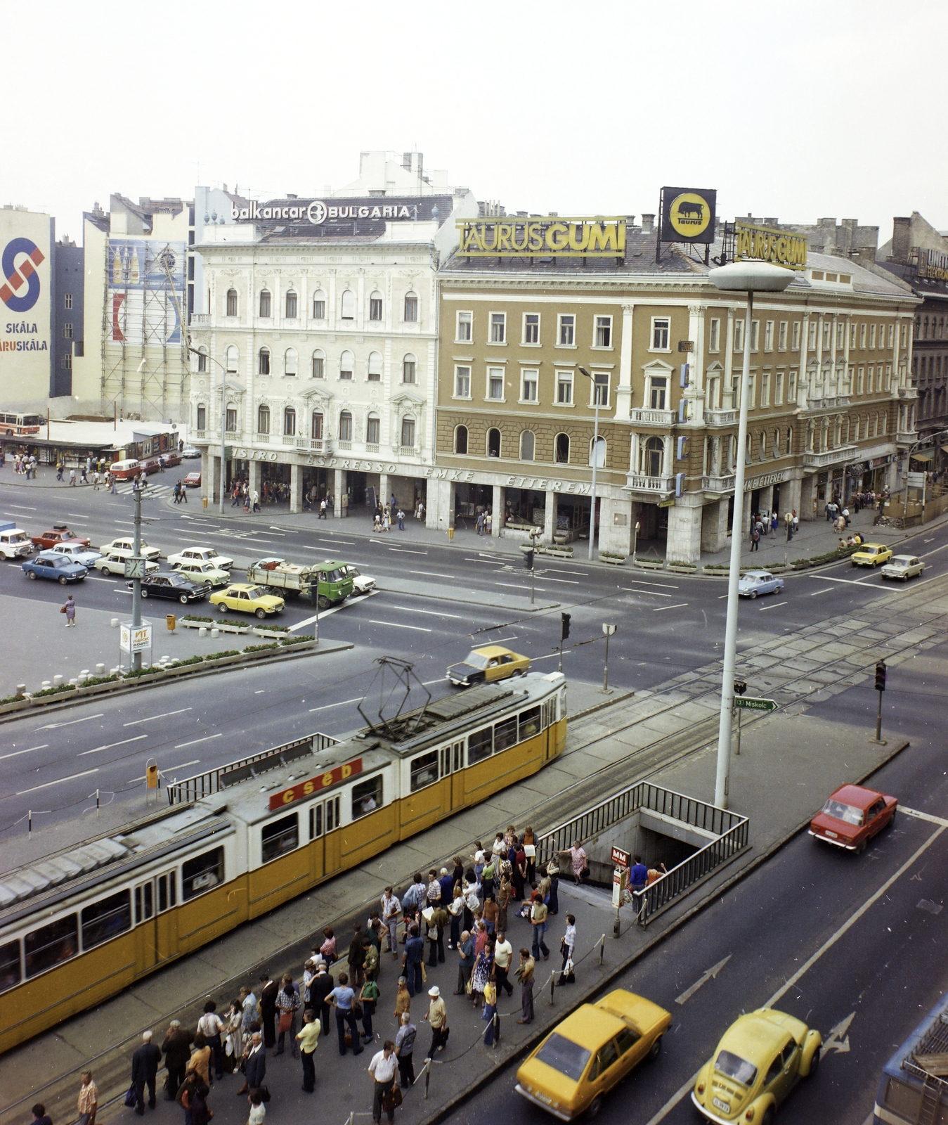 Hungary, Budapest VII.,Budapest VIII., József körút, villamosmegálló a Blaha Lujza térnél. Szemben balra az Akácfa utca torkolata a Rákóczi útnál, jobbra az EMKE ház., 1978, FŐFOTÓ, colorful, Budapest, Fortepan #207302