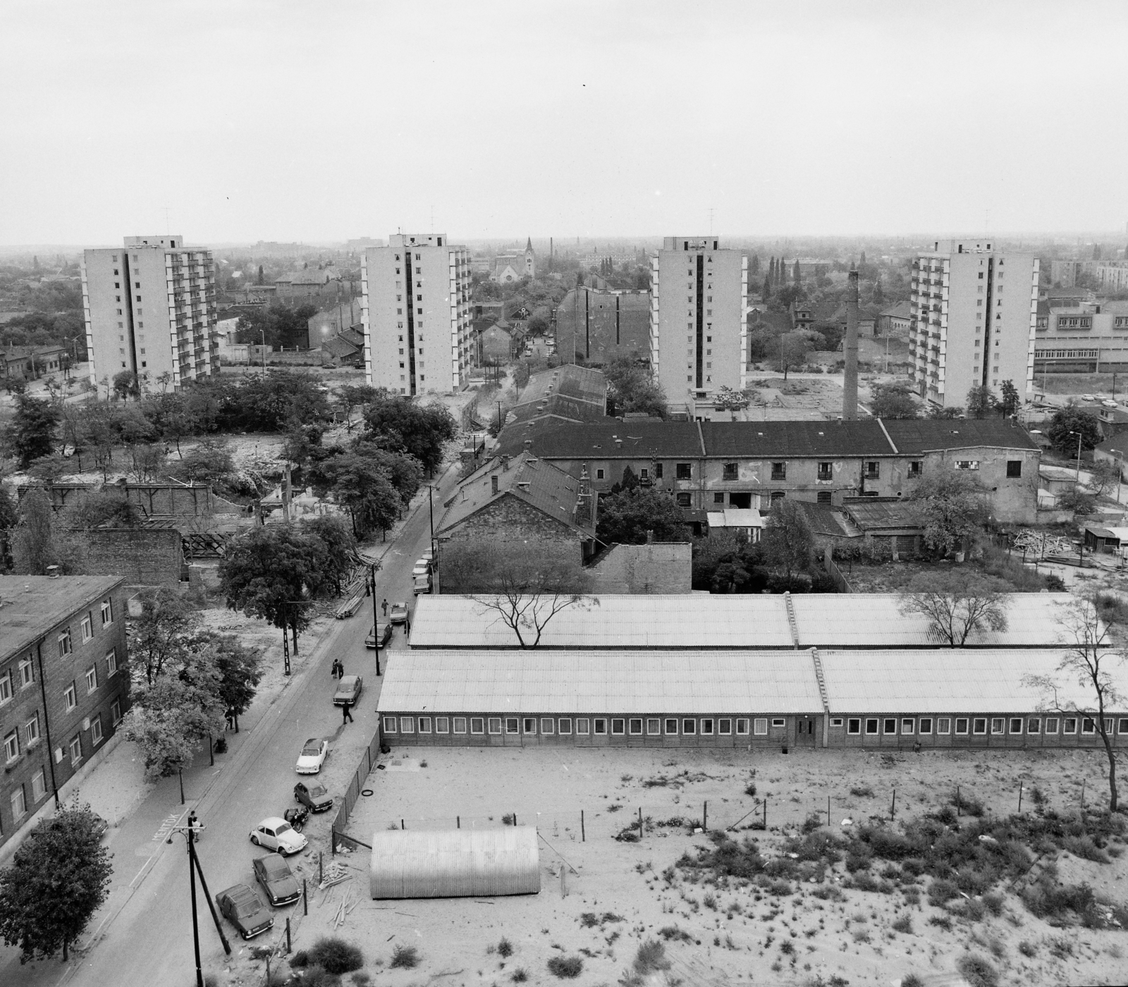 Hungary, Budapest XX., kilátás a János utca 51-53. számú házból, előtérben az Ady Endre út. Balra a Szakorvosi Rendelőintézet, távolban az evangélikus templom látszik., 1979, FŐFOTÓ, Budapest, Fortepan #207321
