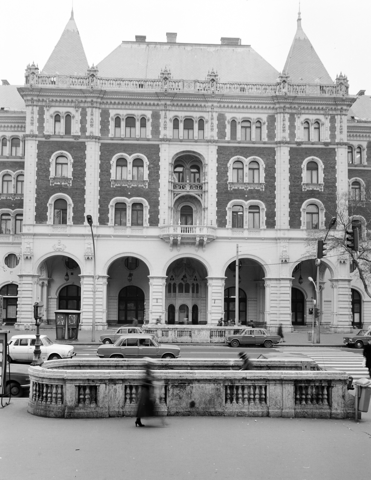 Hungary, Budapest VI., Andrássy út (Népköztársaság útja) a Magyar Állami Operaház előtt, szemben az Állami Balett Intézet (Drechsler-palota) épülete., 1979, FŐFOTÓ, Budapest, Fortepan #207331