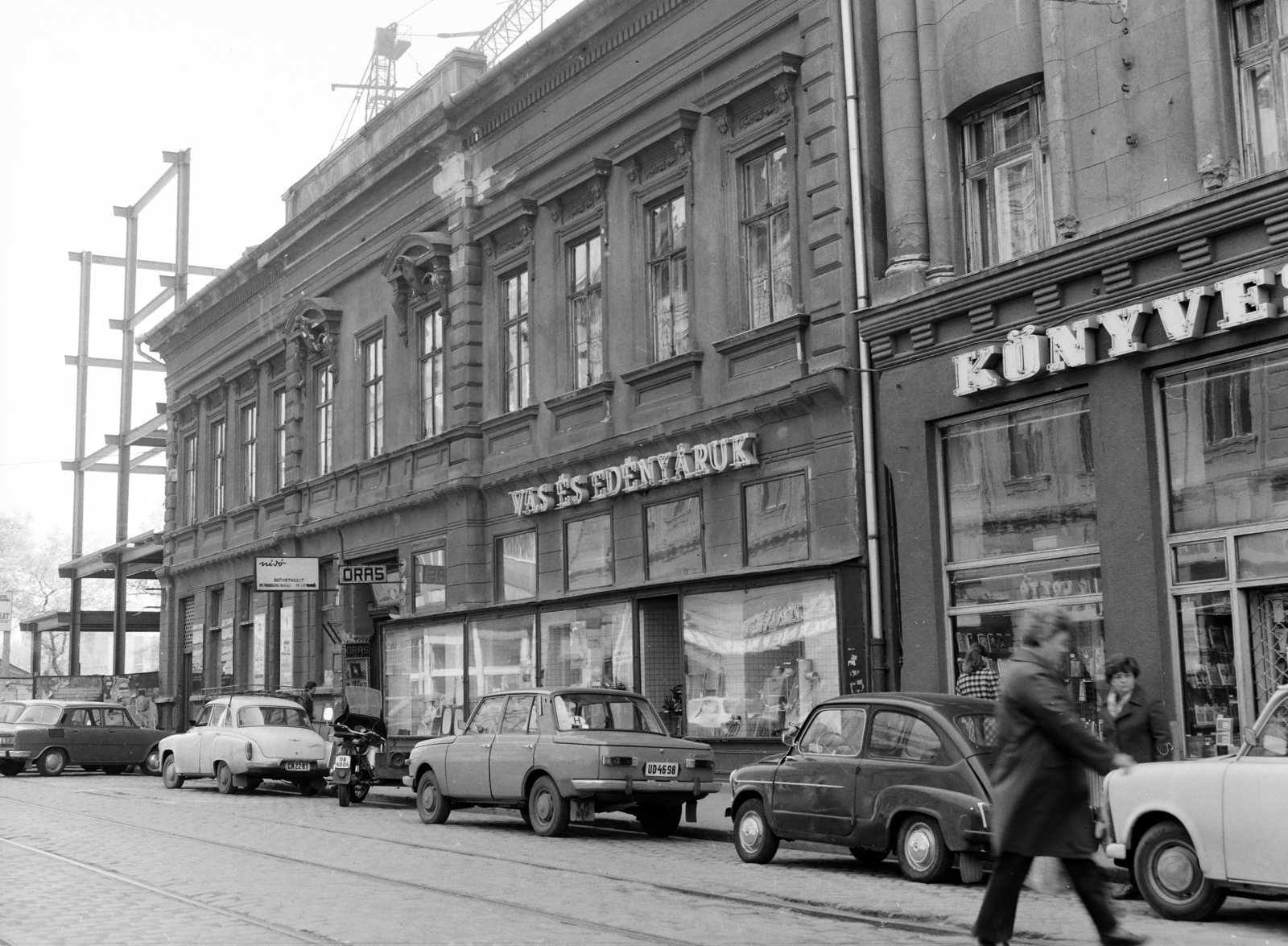 Hungary, Budapest X., Kőrösi Csoma sétány a Szent László (Pataky István) tér felé nézve., 1979, FŐFOTÓ, number plate, Budapest, book store, clockmaker, Fortepan #207340