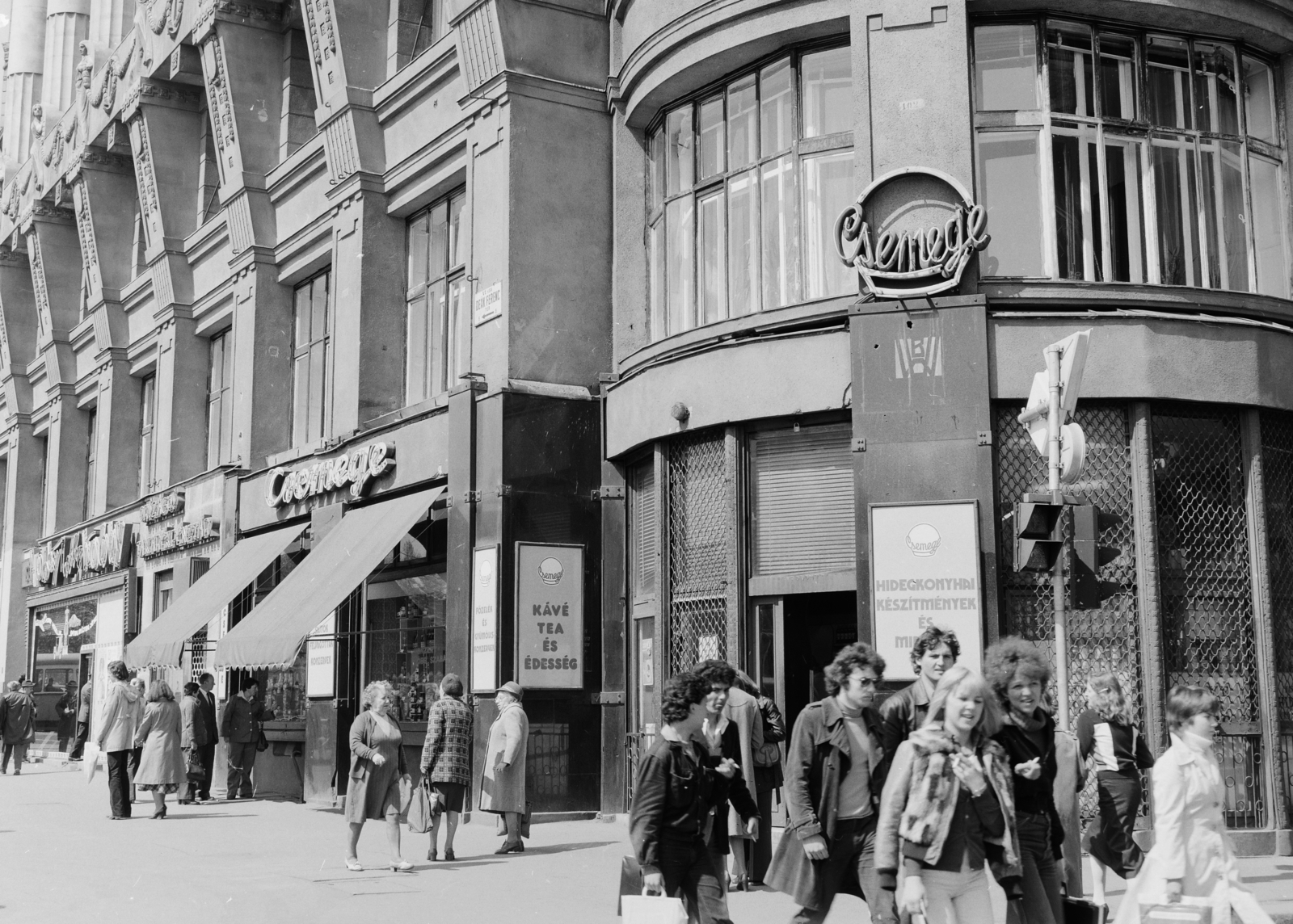 Hungary, Budapest VI., Deák Ferenc tér - Király (Majakovszkij) utca sarok., 1979, FŐFOTÓ, Budapest, Csemege enterprise, Fortepan #207342