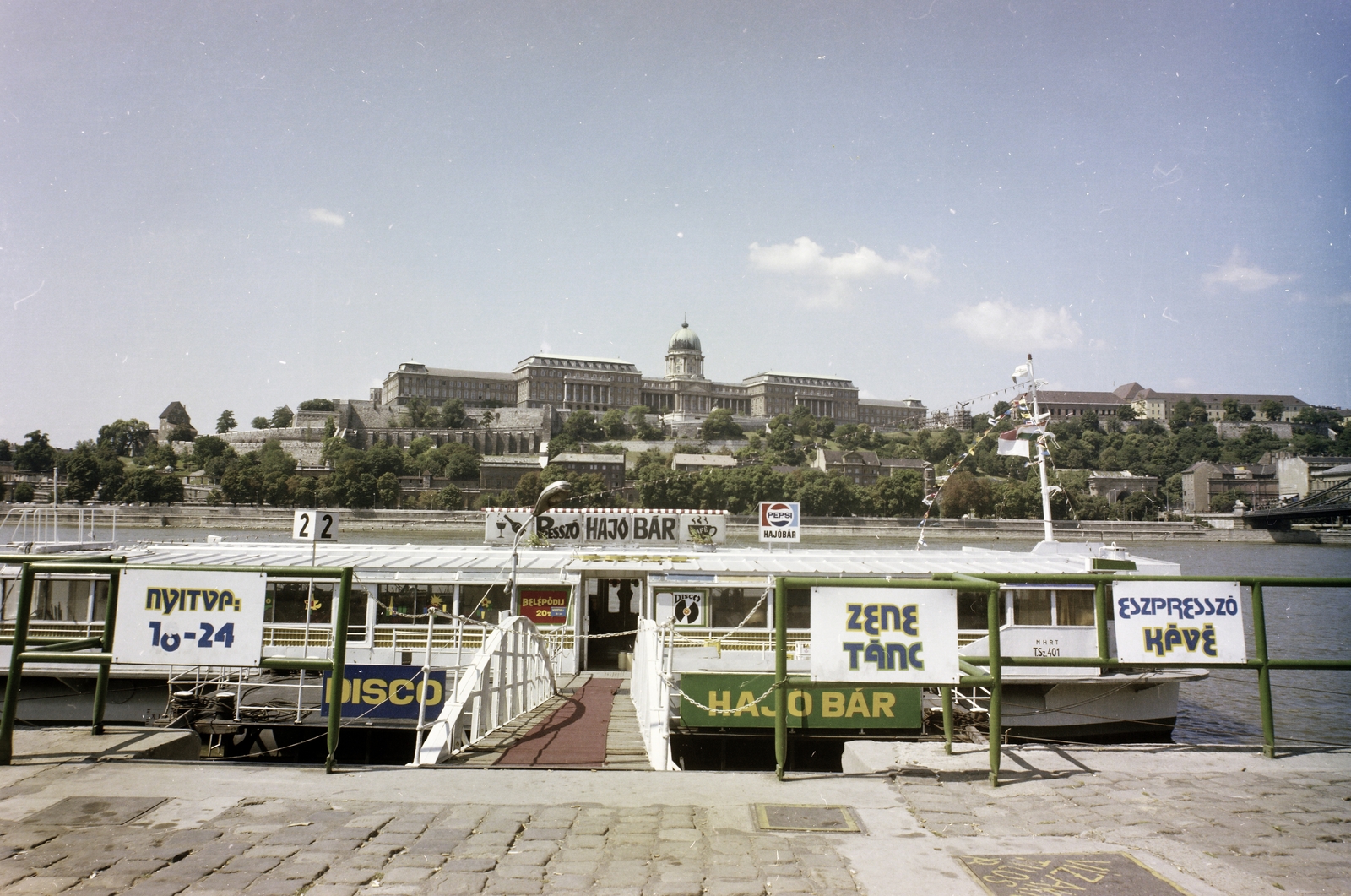 Hungary, Budapest V.,Budapest I., pesti alsó rakpart, diszkóhajó a Széchenyi Lánchíd közelében, szemben a Budavári Palota (korábban Királyi Palota)., 1979, FŐFOTÓ, Budapest, Best of, colorful, Fortepan #207348