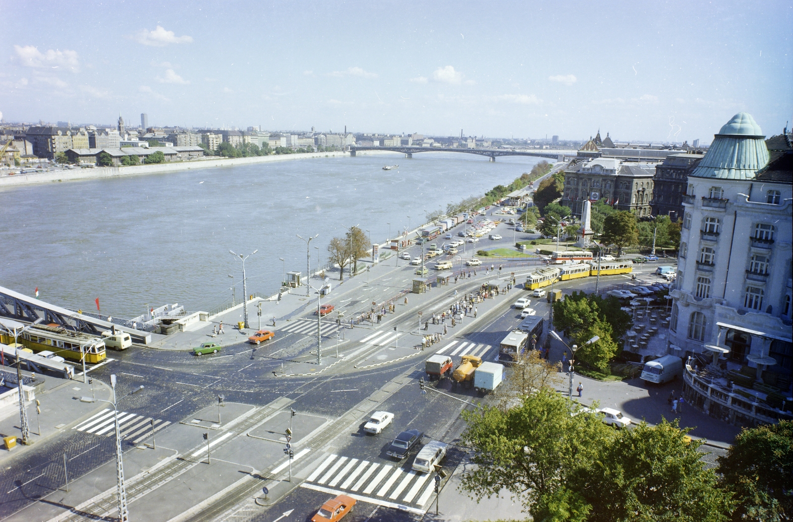 Hungary, Budapest XI., kilátás a Gellérthegyről a Petőfi híd felé, előtérben a Szent Gellért tér., 1979, FŐFOTÓ, colorful, Budapest, Fortepan #207353