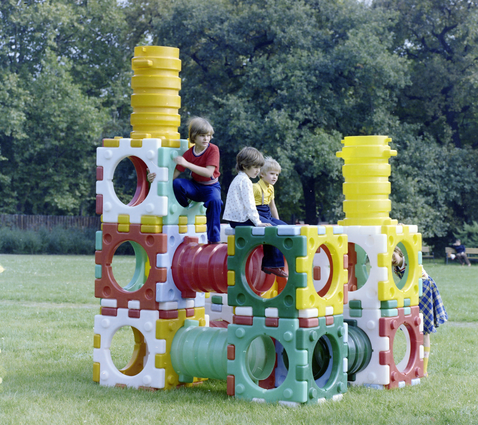 Hungary, Budapest XIV., a Fővárosi Mű­­anyagipari Vállalat építőjátéka a Roti­kom., 1979, FŐFOTÓ, colorful, Budapest, Fortepan #207354