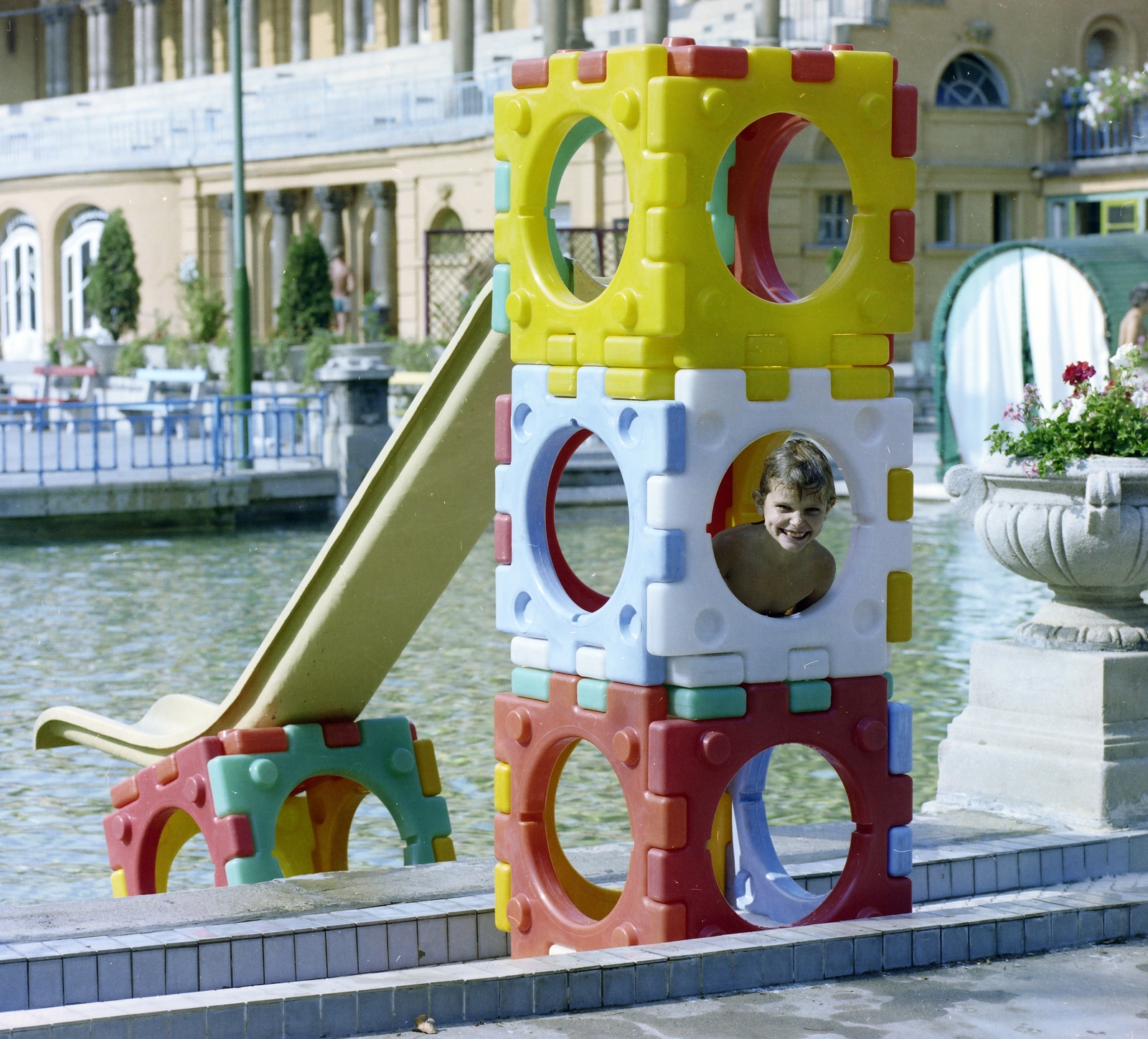 Hungary, Budapest XIV., Széchenyi fürdő. A Fővárosi Mű­­anyagipari Vállalat építőjátéka a Roti­kom., 1979, FŐFOTÓ, colorful, Budapest, Fortepan #207355