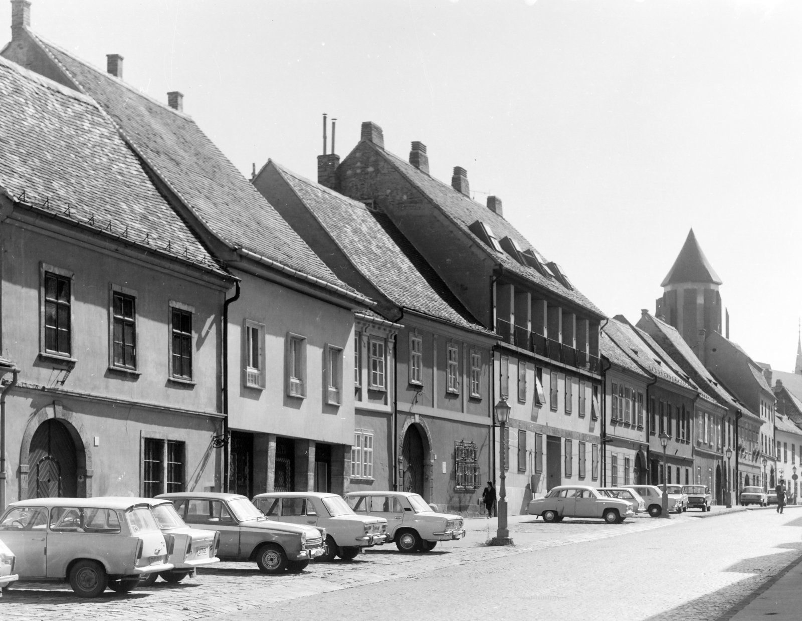 Hungary, Budapest I., Fortuna utca, a Kard (Hatvany Lajos) utcától a Hess András térnél álló középkori Szent Miklós-templom tornyra épített moder kupola felé nézve., 1979, FŐFOTÓ, Budapest, Fortepan #207361
