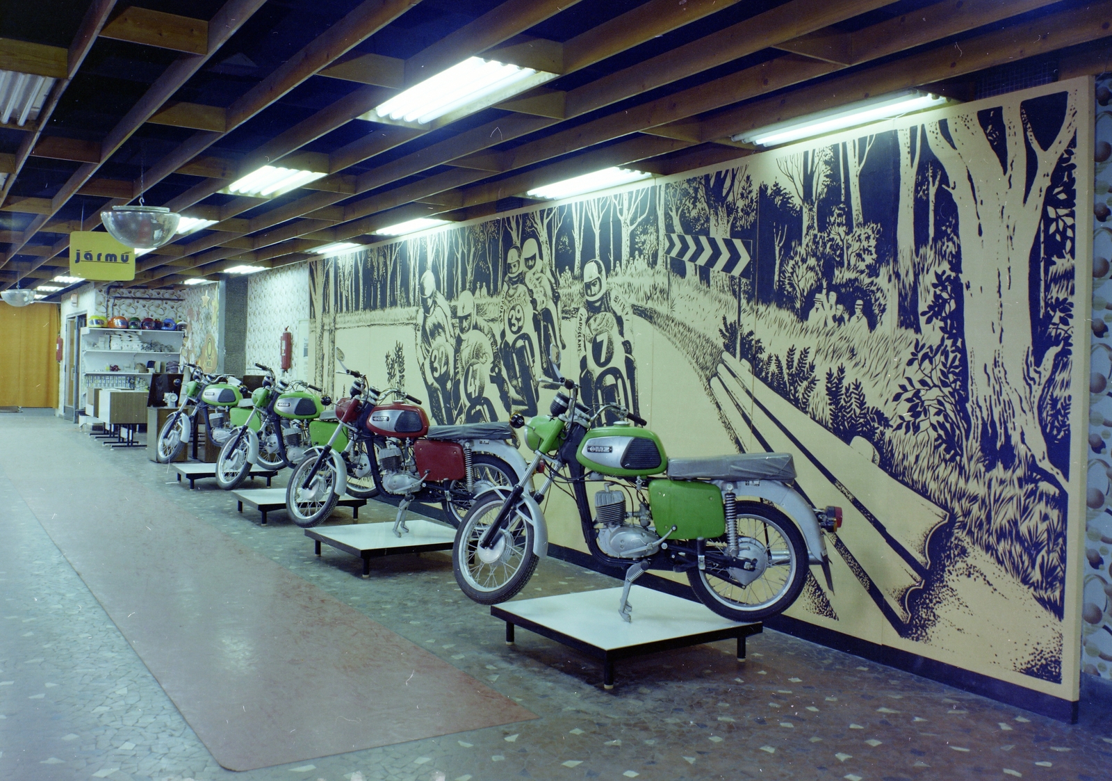 Hungary, Budapest VIII., Blaha Lujza tér, Corvin Áruház, jármű osztály., 1979, FŐFOTÓ, colorful, Budapest, Fortepan #207365