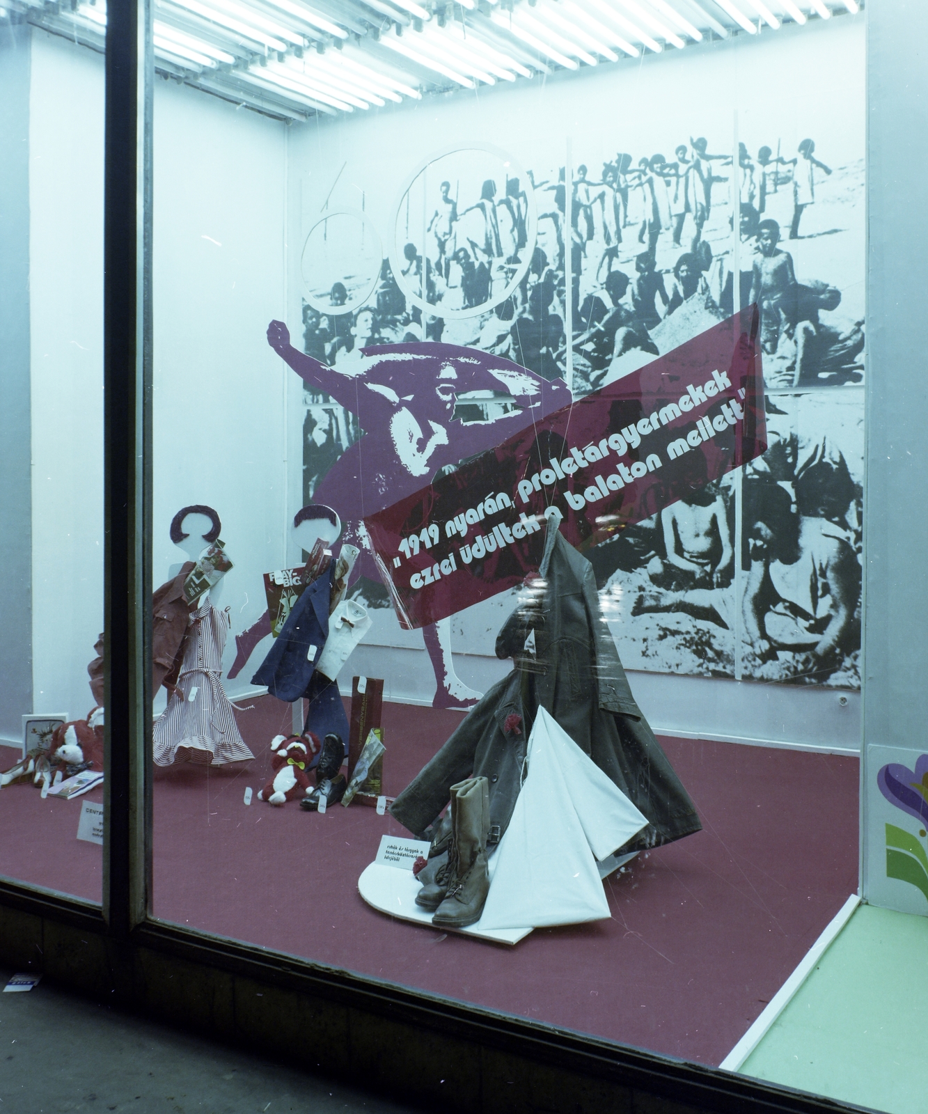 Hungary, Budapest VIII., Blaha Lujza tér, a Corvin Áruház kirakata., 1979, FŐFOTÓ, colorful, Budapest, Fortepan #207367