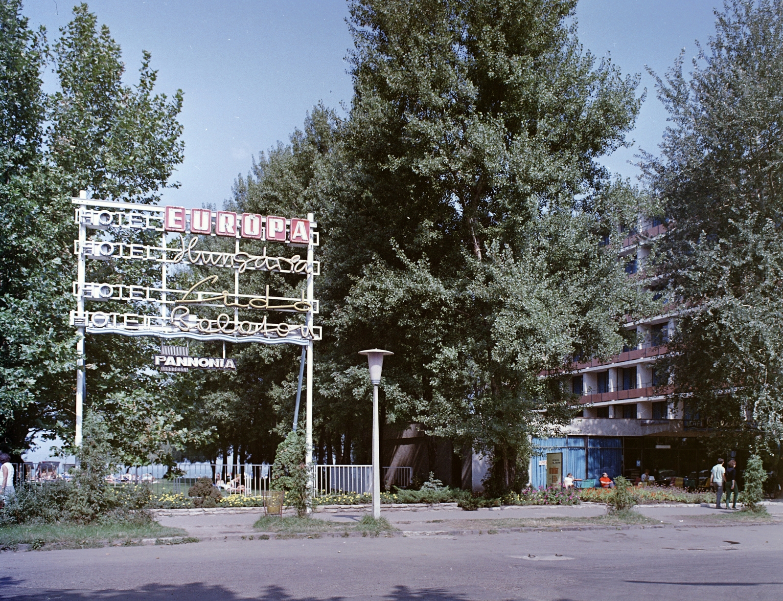 Magyarország,Balaton, Siófok, Petőfi sétány a Kinizsi Pál utca torkolatával szemben, jobbra a Hotel Balaton., 1969, FŐFOTÓ, Fortepan #207379