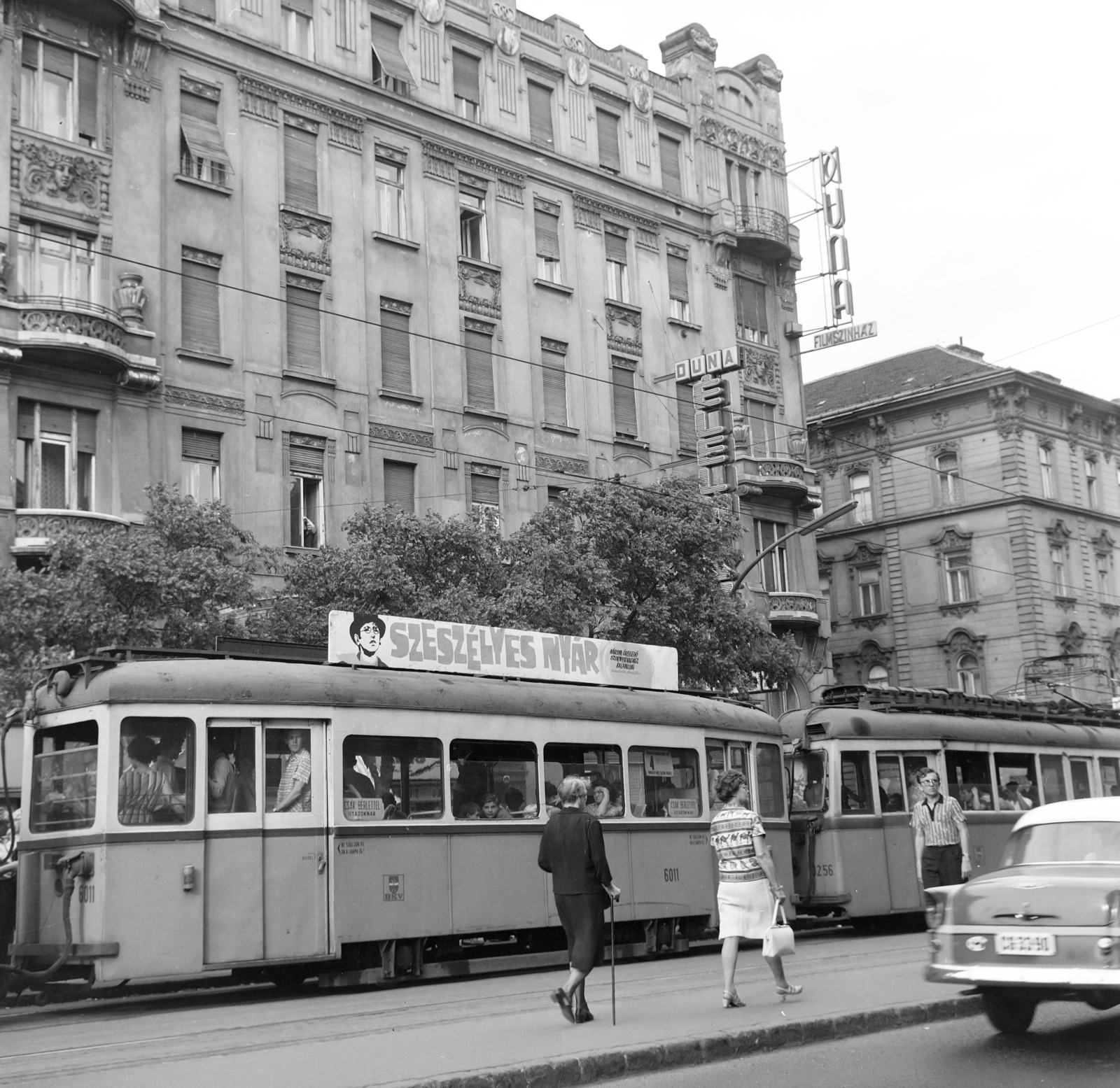 Magyarország, Budapest V.,Budapest XIII., Szent István körút, villamosmegálló a Jászai Mari térnél, háttérben jobbra a Hollán Ernő (Fürst Sándor) utca. A Fővárosi Moziüzemi Vállalat (FŐMO) által forgalmazott film plakátja., 1969, FŐFOTÓ, Budapest, villamos, felirat, neon felirat, Fortepan #207387
