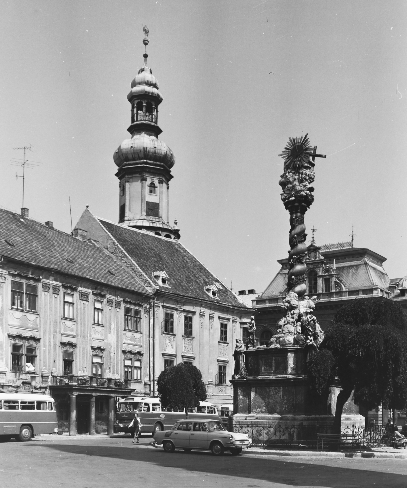 Hungary, Sopron, Fő (Beloiannisz) tér, balra a Tábornok- / Lackner-ház, mellette a Storno-ház, háttérben a Tűztorony. Jobbra a Szentháromság-szobor és mögötte a Városháza., 1967, FŐFOTÓ, Fortepan #207392