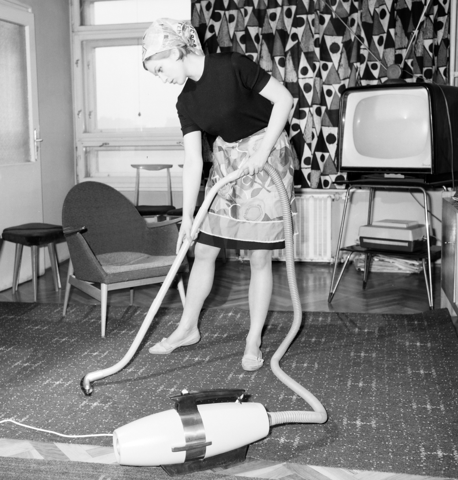 Hungary, porszívót reklámozó felvétel 1967-ből., 1967, FŐFOTÓ, TV, interior, vacuum cleaner, Fortepan #207407