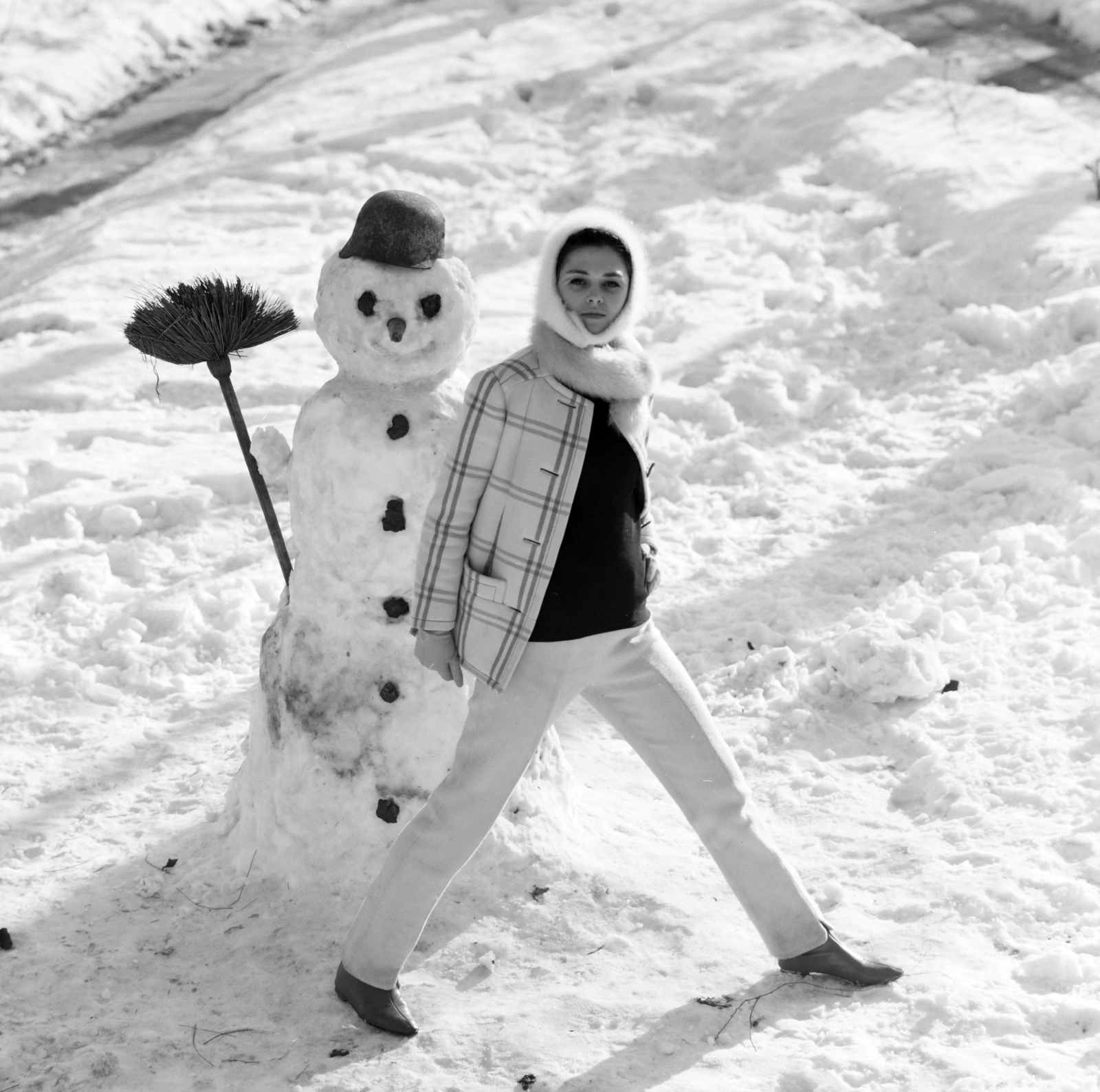 Hungary, Budapest XII., a felvétel a Normafa lejtő mellett készült., 1967, FŐFOTÓ, Budapest, fashion photography, posture, spreading, snowman, Fortepan #207408