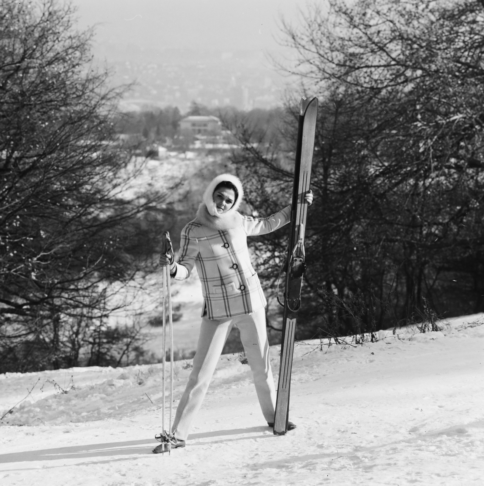 Hungary, Budapest XII., a felvétel a Normafa lejtő mellett készült. Kilátás a Béla király úti kormányrezidencia felé., 1967, FŐFOTÓ, Budapest, winter, fashion photo, advertising photography, skis, Fortepan #207409