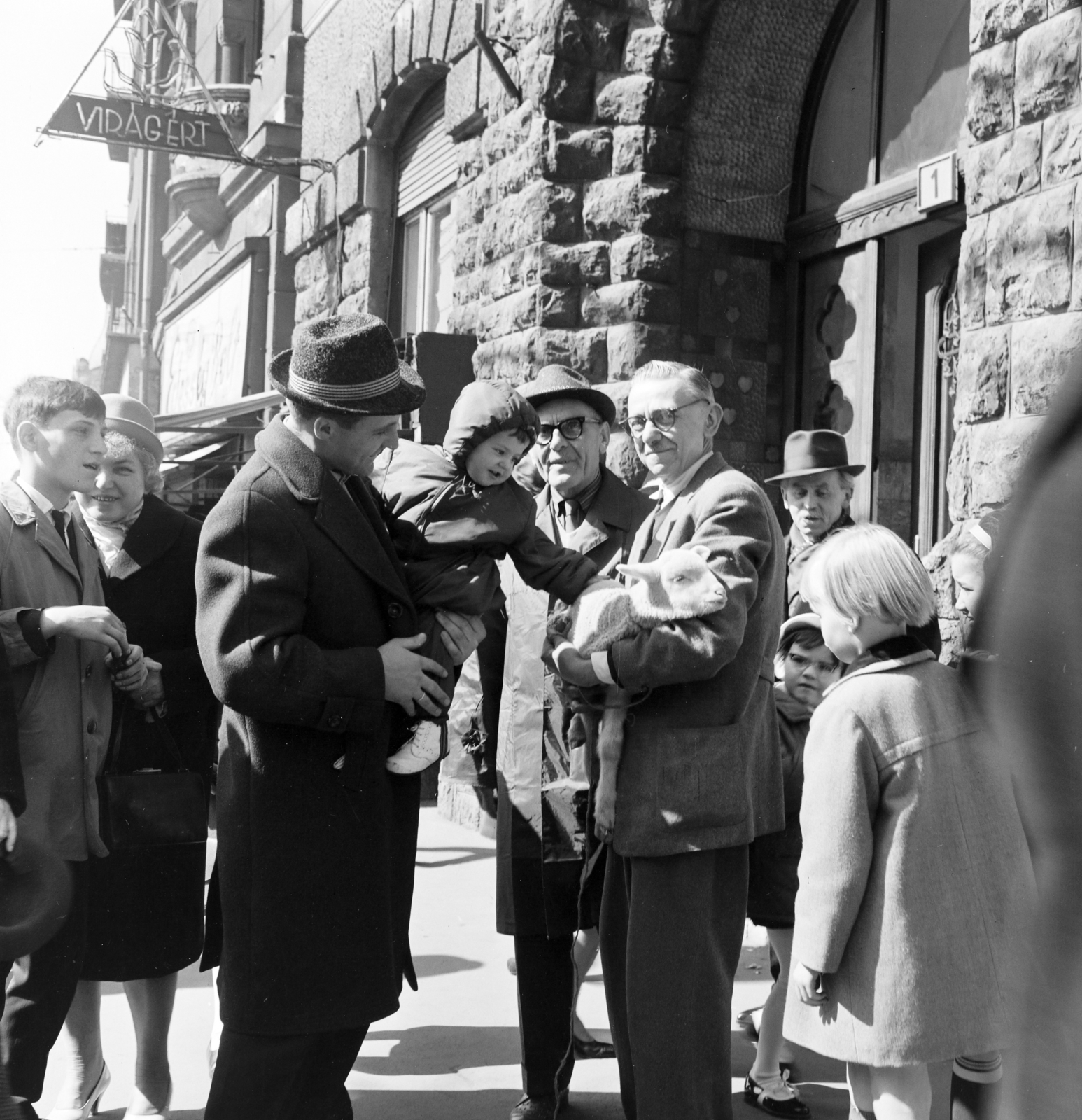 Hungary, Budapest XI., a felvétel a Móricz Zsigmond körtér 1-es számú ház kapuja előtt készült., 1967, FŐFOTÓ, Budapest, Fortepan #207423