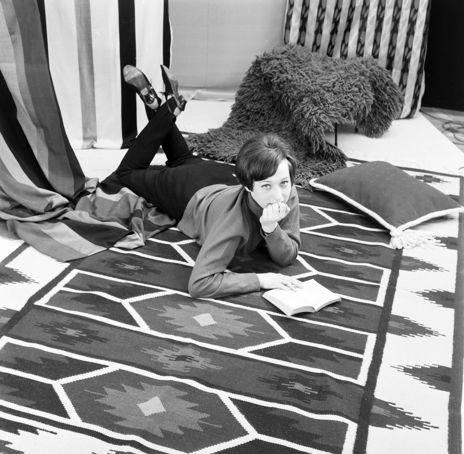 1967, FŐFOTÓ, Best of, reading, lying on stomach, Fortepan #207424