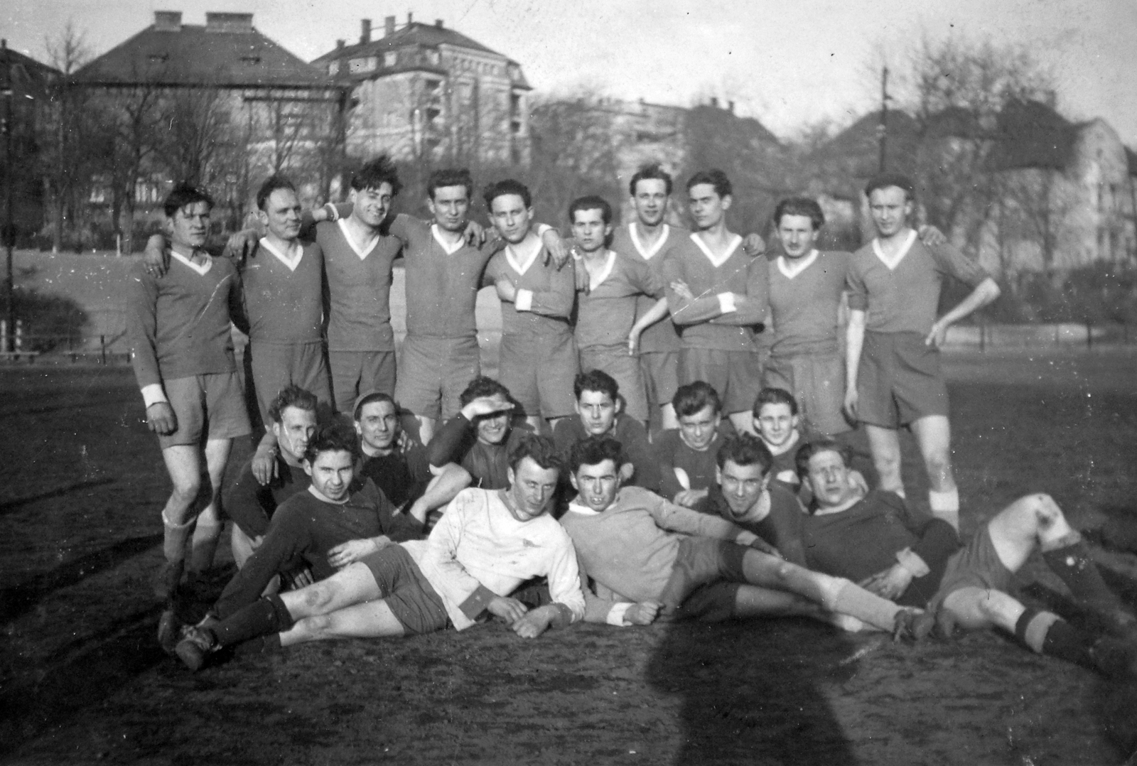 Hungary, Budapest II., Marczibányi tér, Vasas Turbó sporttelep., 1952, Fortepan, football, tableau, soccer team, Budapest, arms around shoulders, prop up on elbows, Fortepan #20743
