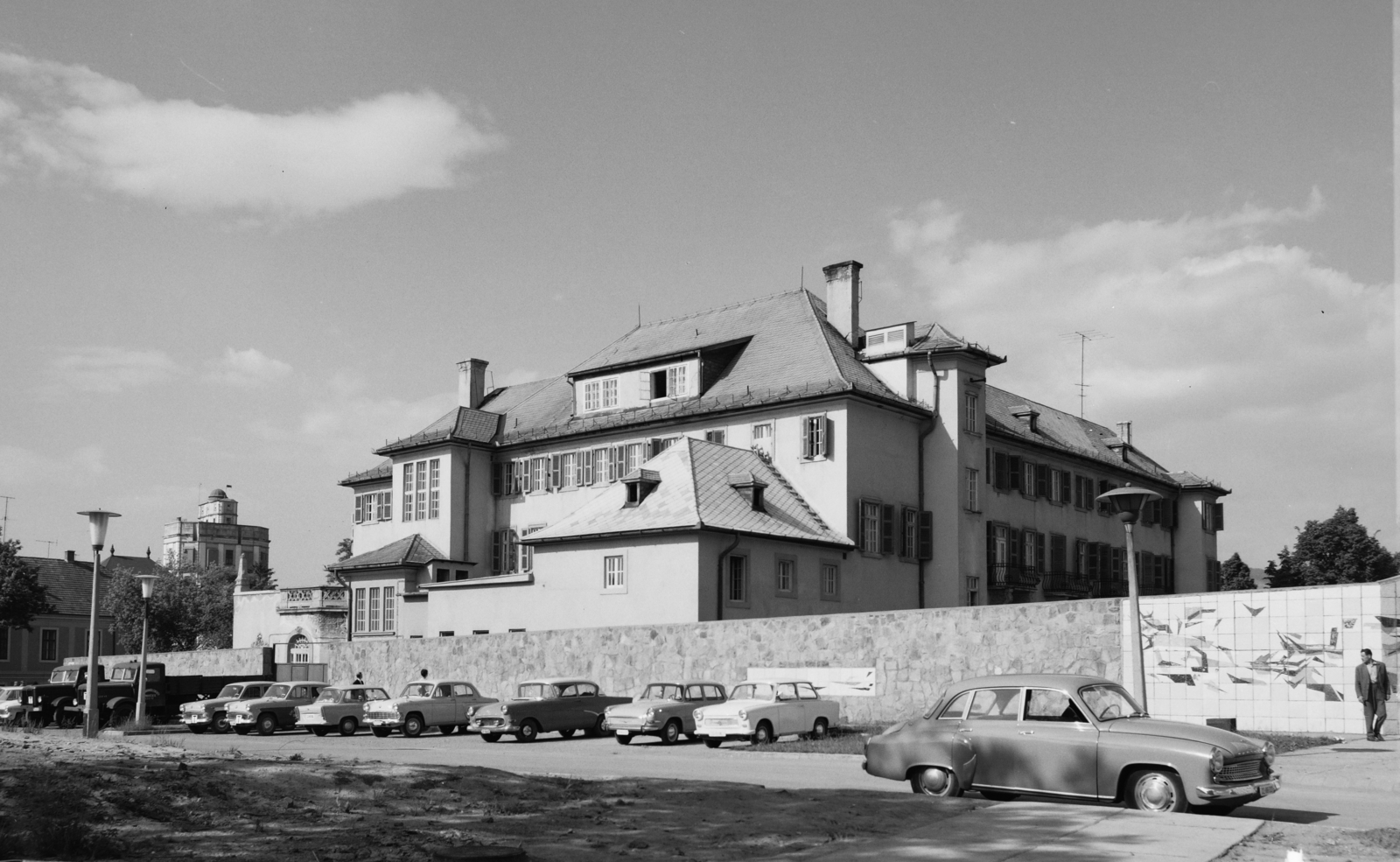 Hungary, Eger, Szálloda utca, szemben a Klapka György utcai Park Hotel. Balra a háttérben a Líceum. Jobbra Pólya József festőművész kerámia faliképének részlete., 1967, FŐFOTÓ, Fortepan #207432