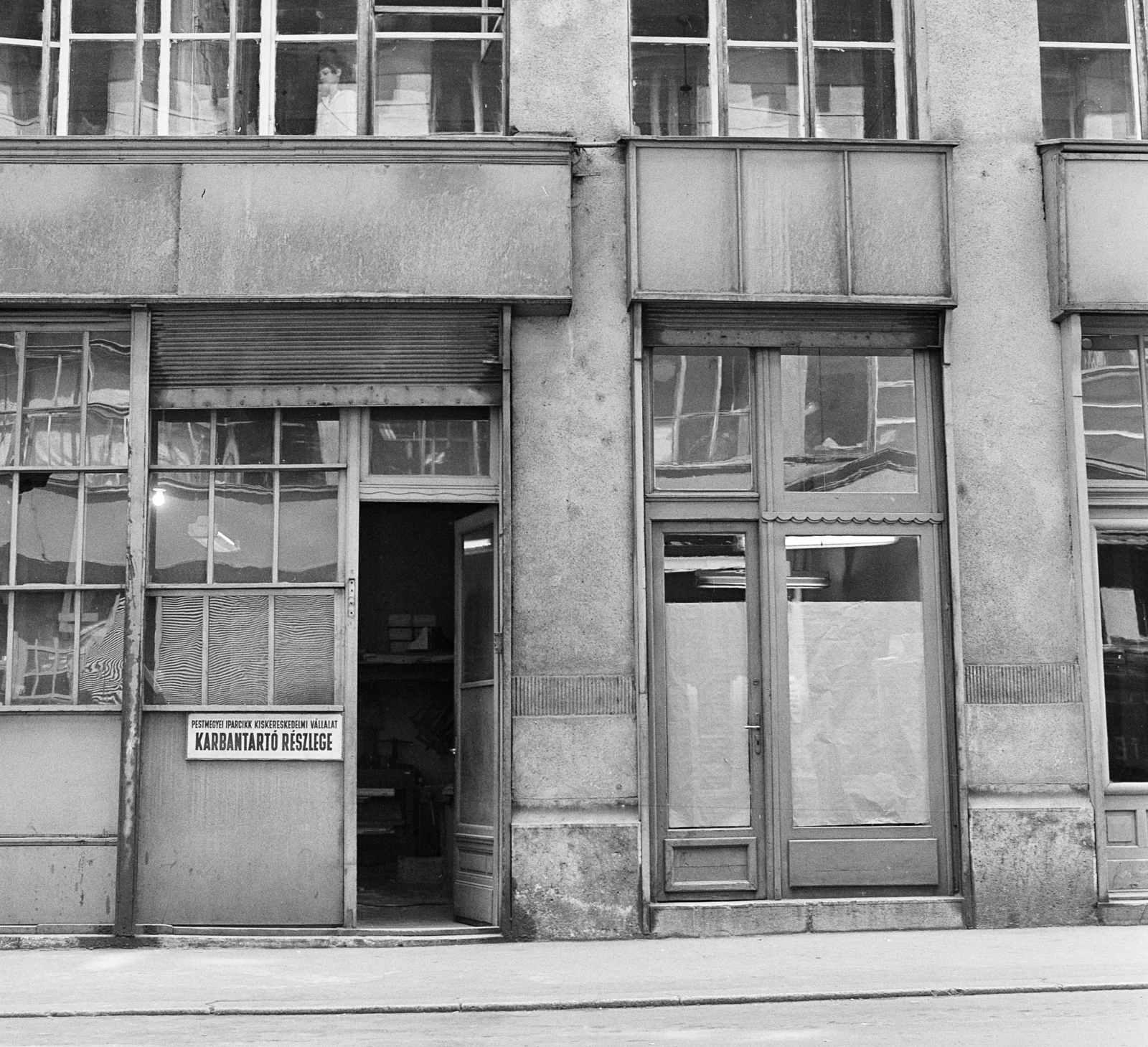 Hungary, Budapest VI., Anker köz 1-3., a Pest me­gyei Iparcikk Kiskeres­kedelmi Vállalat karbantartó részlege., 1967, FŐFOTÓ, Budapest, Fortepan #207442