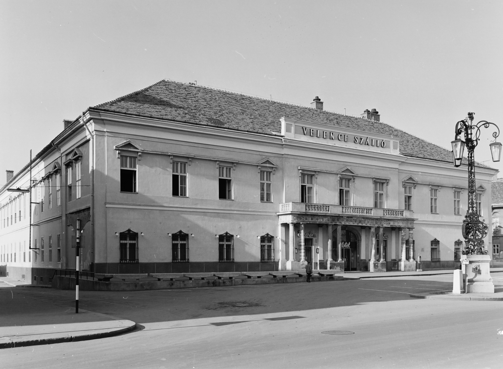 Hungary, Székesfehérvár, Fő (Március 15.) utca 10., Velence (előtte és később Magyar Király) szálló., 1967, FŐFOTÓ, Fortepan #207457