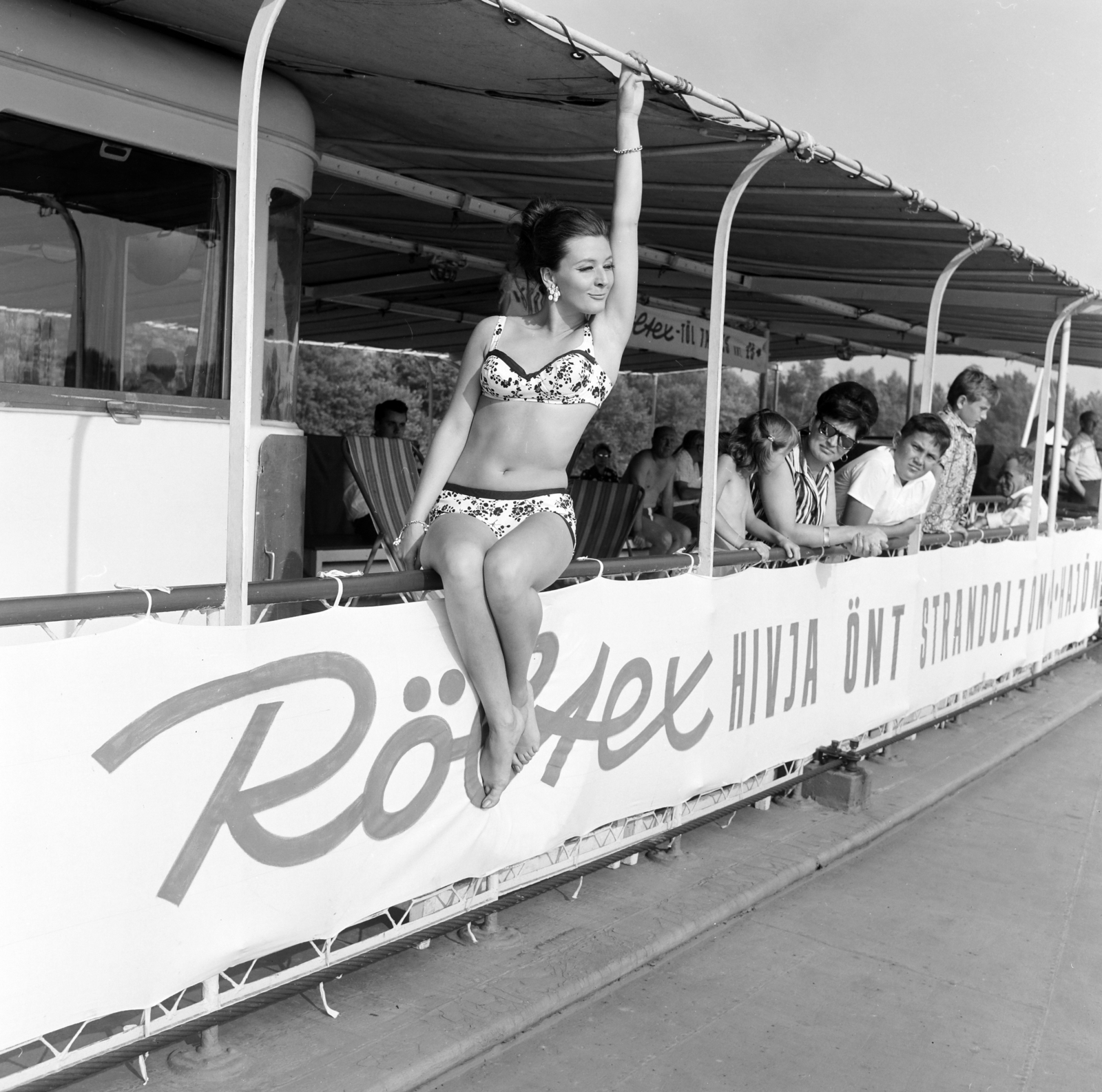 Hungary, Budapest, a felvétel az ekkor Panoráma strandhajóként működő Petőfi oldalkerekes gőzhajó fedélzetén készült., 1967, FŐFOTÓ, bathing suit, advertising photography, fashion photography, Röltex-brand, posture, Fortepan #207467