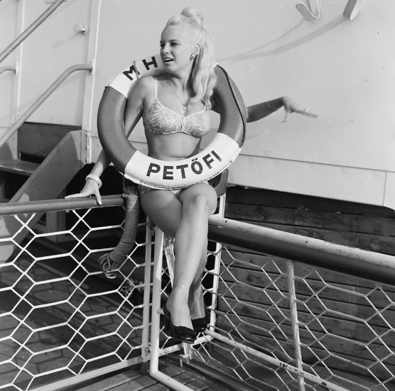 Hungary, Budapest, a felvétel az ekkor Panoráma strandhajóként működő Petőfi oldalkerekes gőzhajó fedélzetén készült., 1967, FŐFOTÓ, bathing suit, advertising photography, fashion photography, lifebelt, posture, sitting on a handrail, Szent László/Petőfi ship, Fortepan #207468