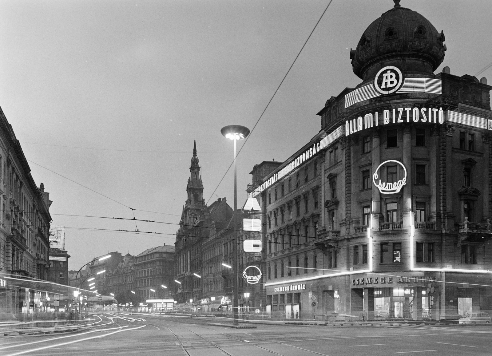Magyarország, Budapest VII.,Budapest VIII., Erzsébet (Lenin) körút a Rákóczi út felől, jobbra az Éjjel-nappal Közért (Csemege Áruház)., 1969, FŐFOTÓ, élelmiszerbolt, Állami Biztosító, Csemege vállalat, Budapest, Fortepan #207474