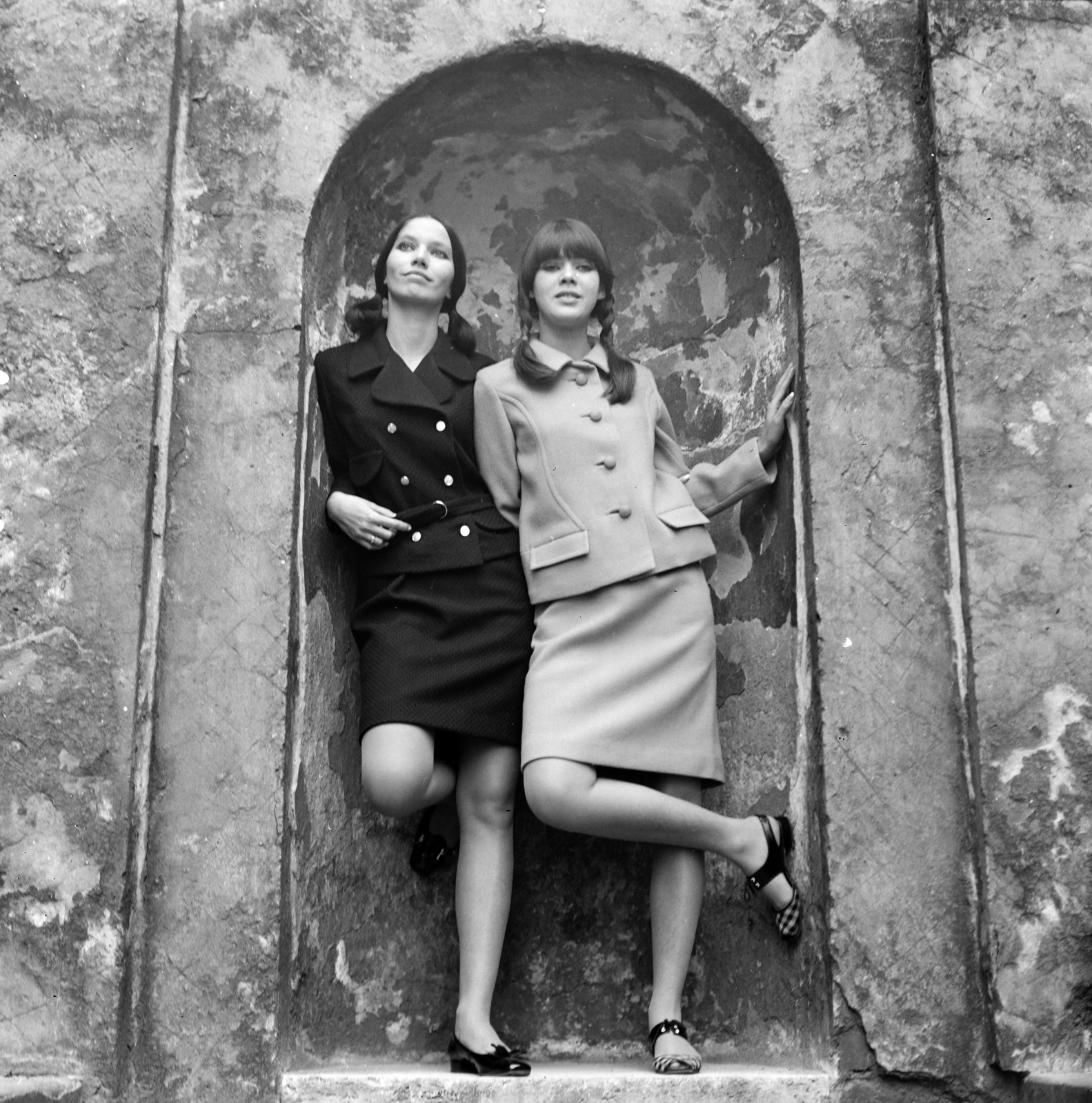 Hungary, Budapest I., a Jégverem utca a Hunyadi János útnál. Kállay Katalin és Felkai Anikó manöken., 1967, FŐFOTÓ, Budapest, advertising photography, fashion photography, statue, one leg standing, Fortepan #207479