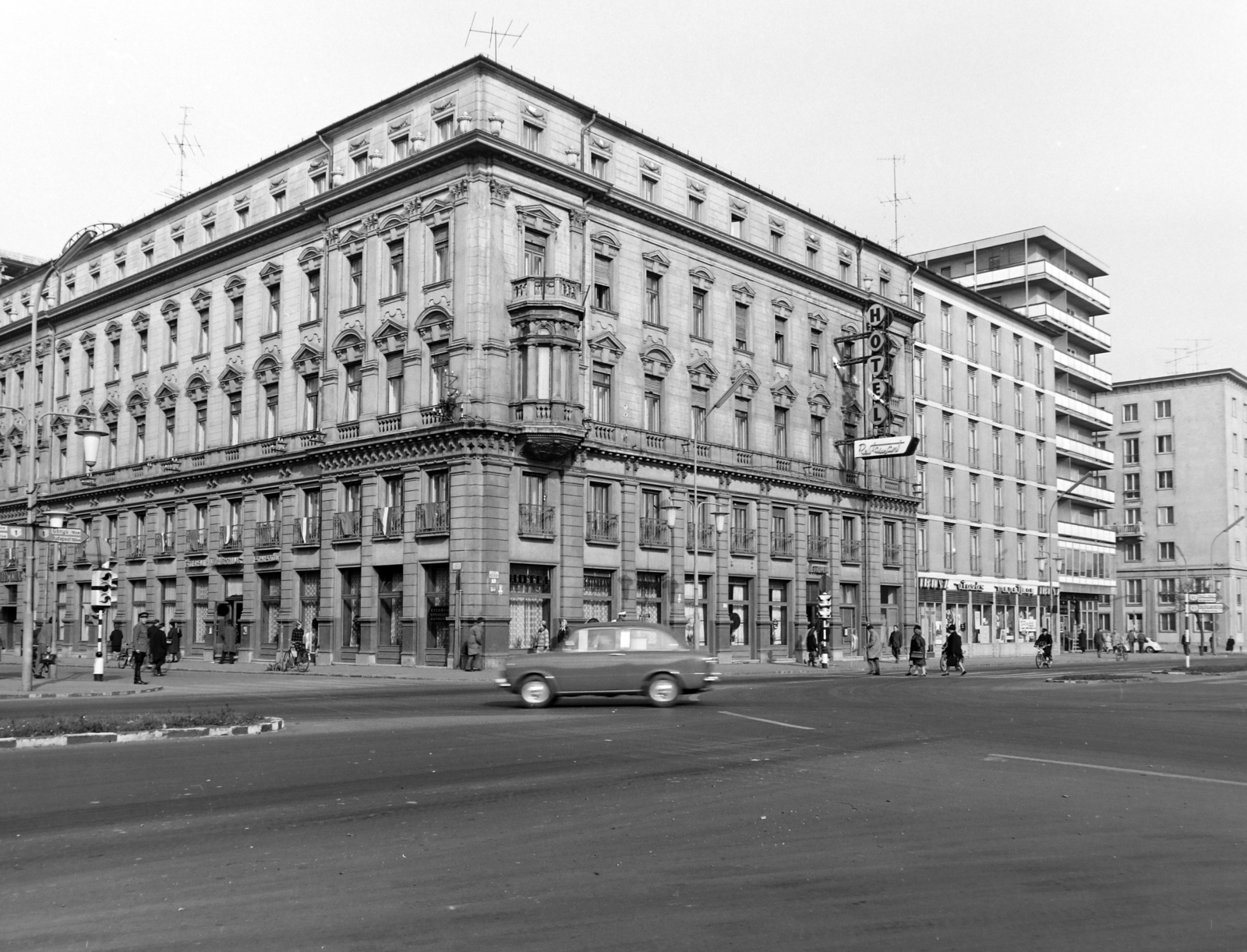 Hungary, Győr, Rába Hotel a Szent István út (Tanácsköztársaság útja) - Baross Gábor (Lenin) úti sarkán a Városház (Szabadság) térről nézve., 1967, FŐFOTÓ, Fortepan #207480