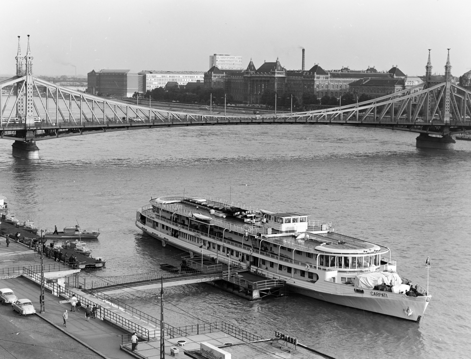 Hungary, Budapest V.,Budapest XI., előtérben a Belgrád rakpart és a MAHART nemzetközi hajóállomása, háttérben a Szabadság híd és a Budapesti Műszaki Egyetem (később Budapesti Műszaki és Gazdaságtudományi Egyetem)., 1969, FŐFOTÓ, Budapest, Budapest University of Technology, Fortepan #207484