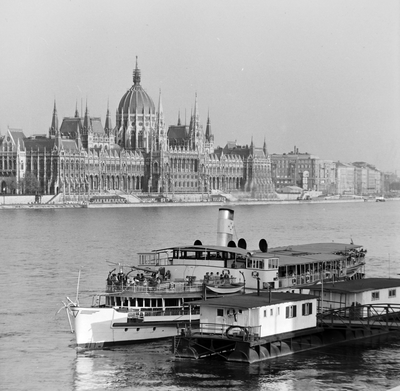 Magyarország, Budapest II., látkép a Margit hídról, előtérben a Bem József téri hajóállomás, szemben a Parlament., 1969, FŐFOTÓ, gőzhajó, Budapest, Mahart, Fortepan #207487
