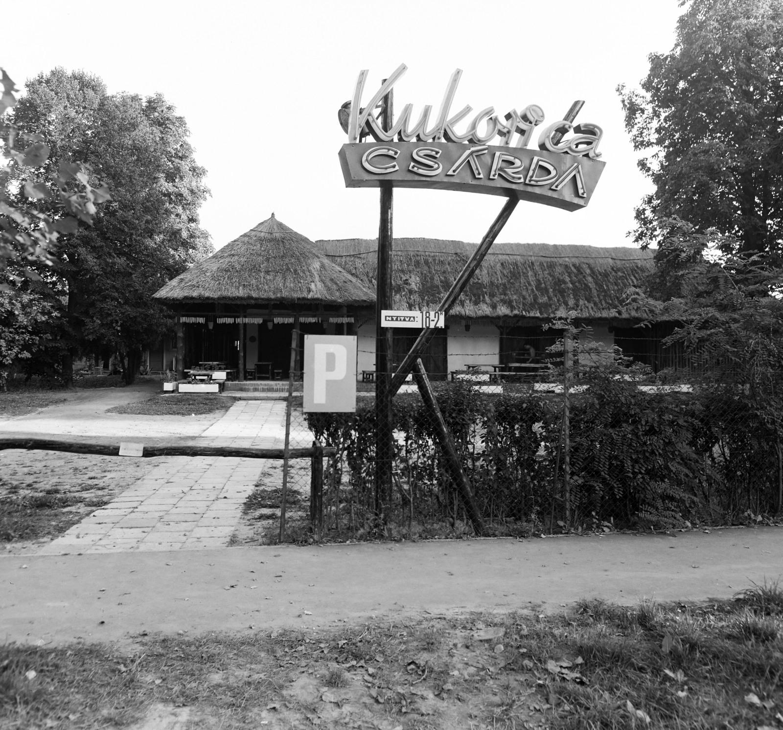 Hungary, Balatonföldvár, Budapesti út, Kukorica Csárda., 1969, FŐFOTÓ, neon sign, hospitality, car park, thatch roof, Fortepan #207499