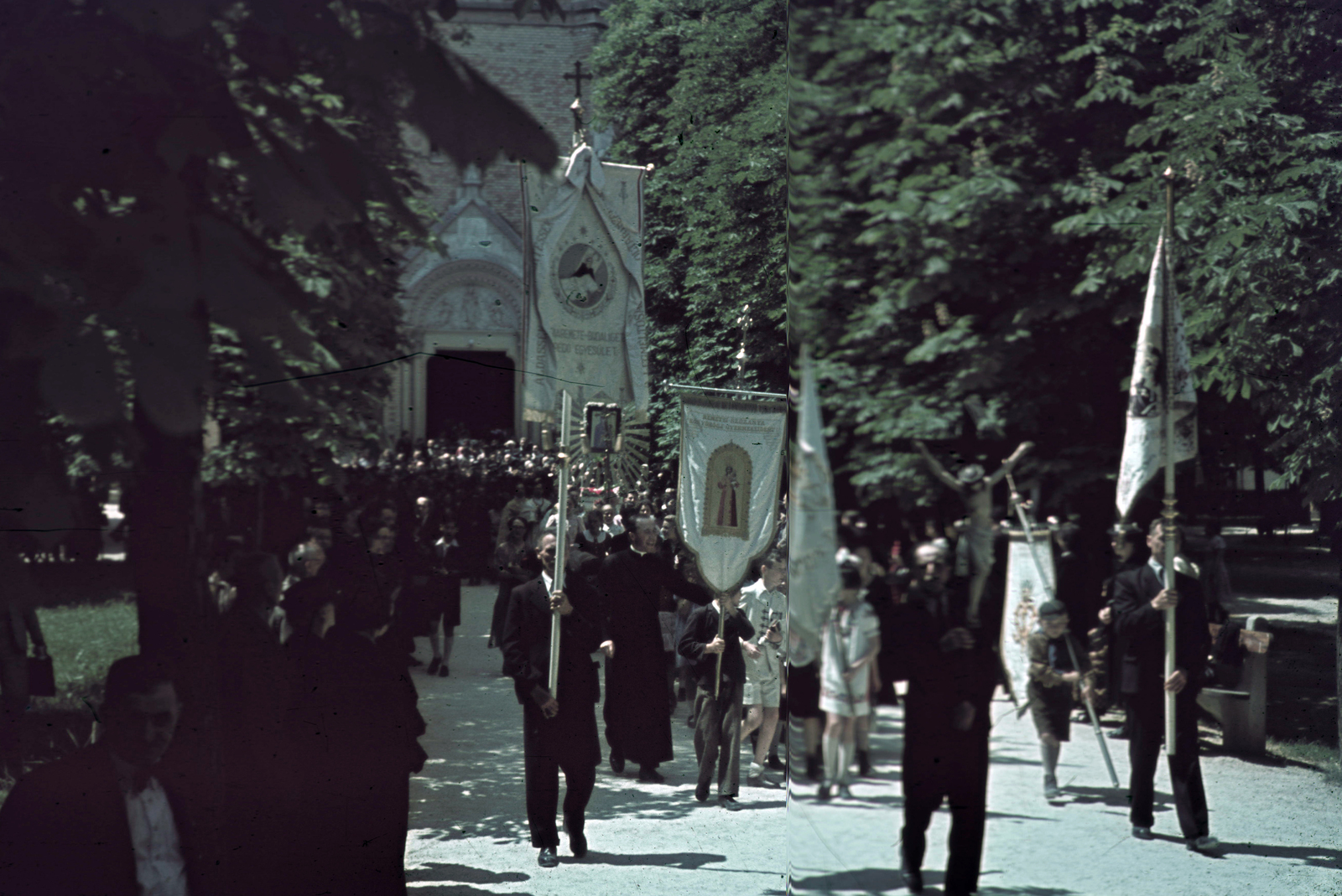 Hungary, Budapest II., Máriaremete, körmenet a Kisboldogasszony-templom előtt., 1940, Fortepan, religion, colorful, procession, Budapest, Fortepan #20750