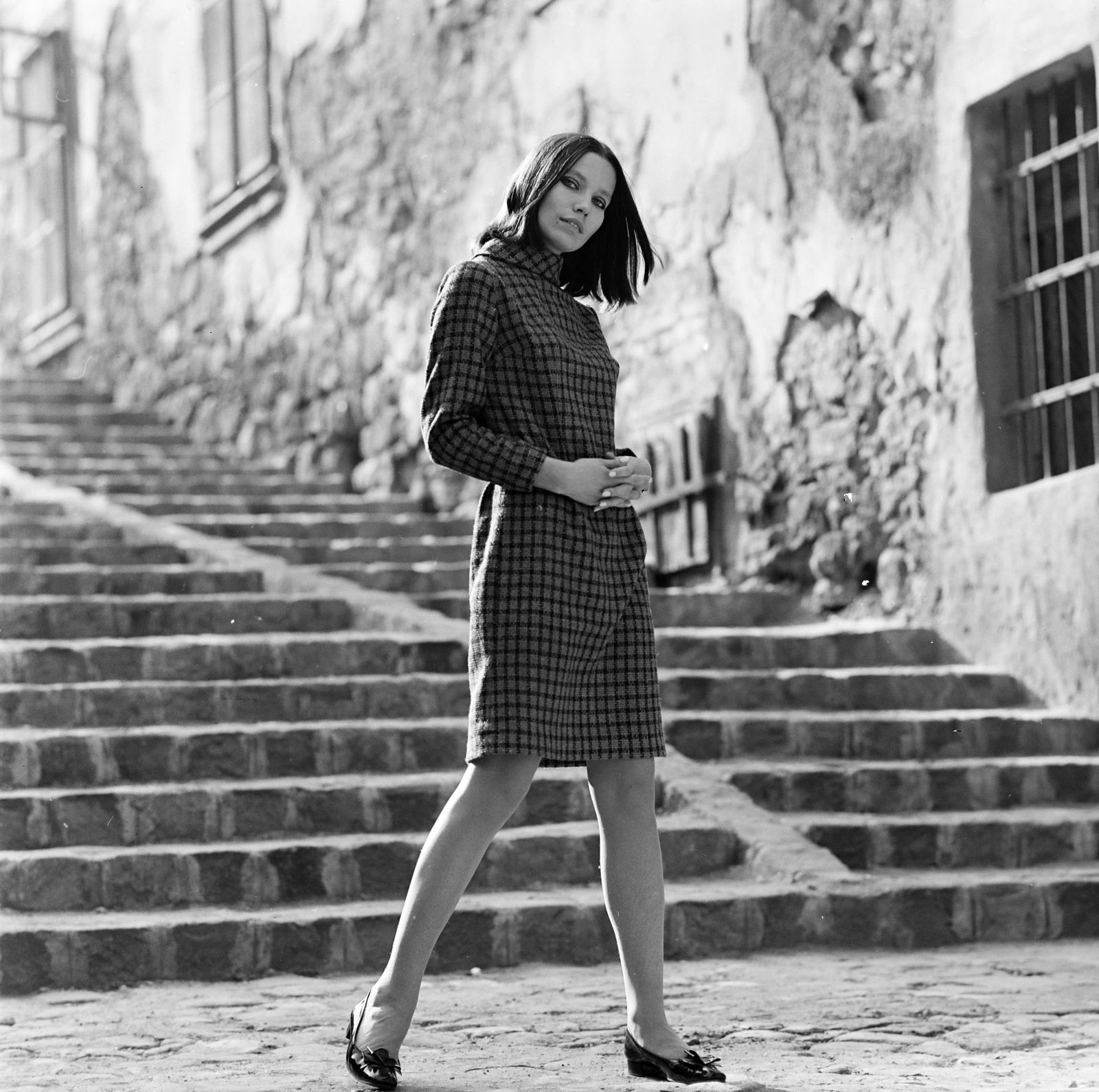 Hungary, Budapest I., Pala utca, a Fő utca felől a Kapucinus (Farkasbíró) utca felé nézve. Kállay Katalin manöken., 1967, FŐFOTÓ, Budapest, advertising photography, Fortepan #207502