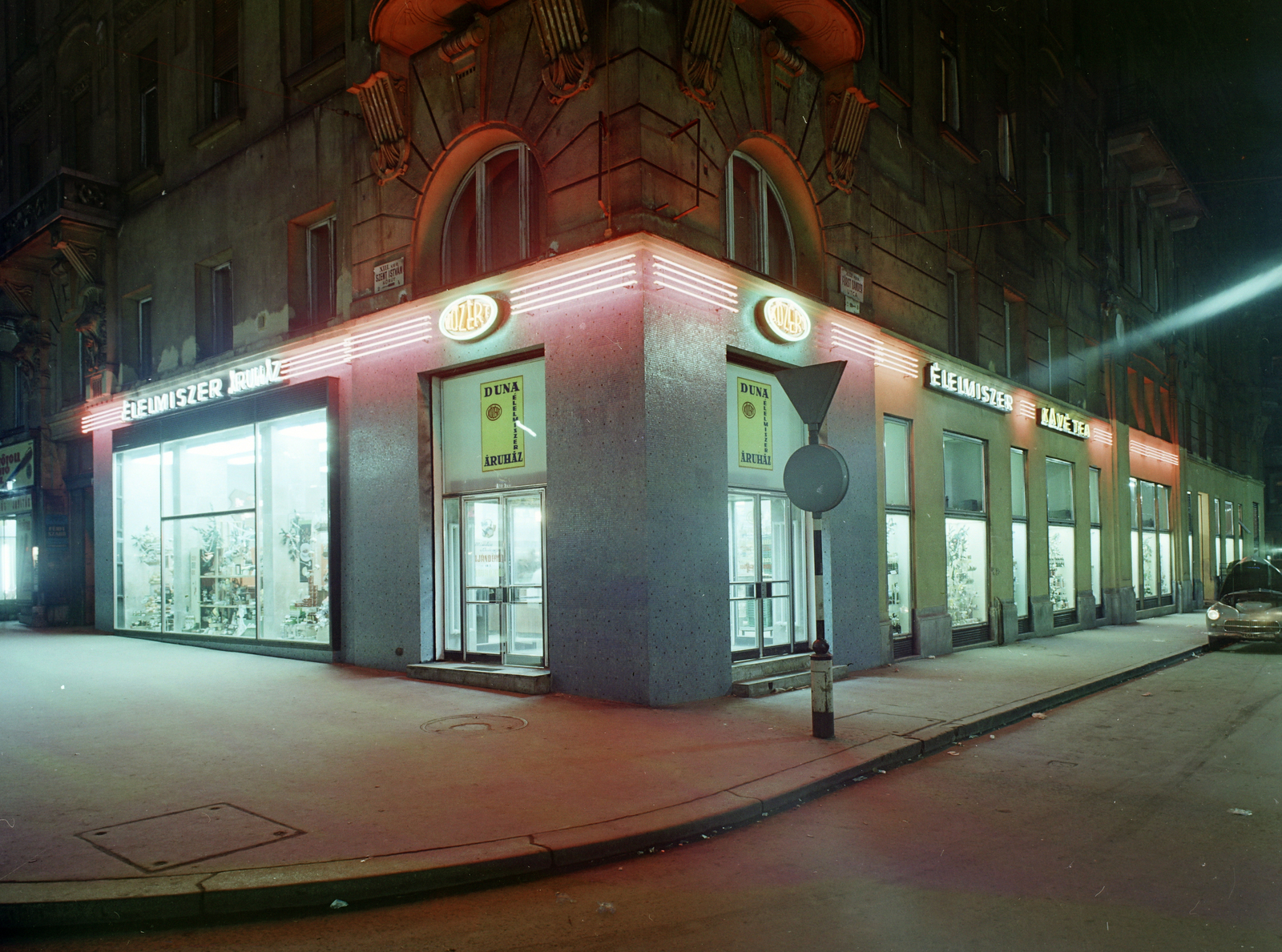 Hungary, Budapest XIII., Szent István körút - Hollán Ernő (Fürst Sándor) utca sarok., 1967, FŐFOTÓ, colorful, Show window, grocery store, store display, Budapest, Közért Company, night, Fortepan #207514