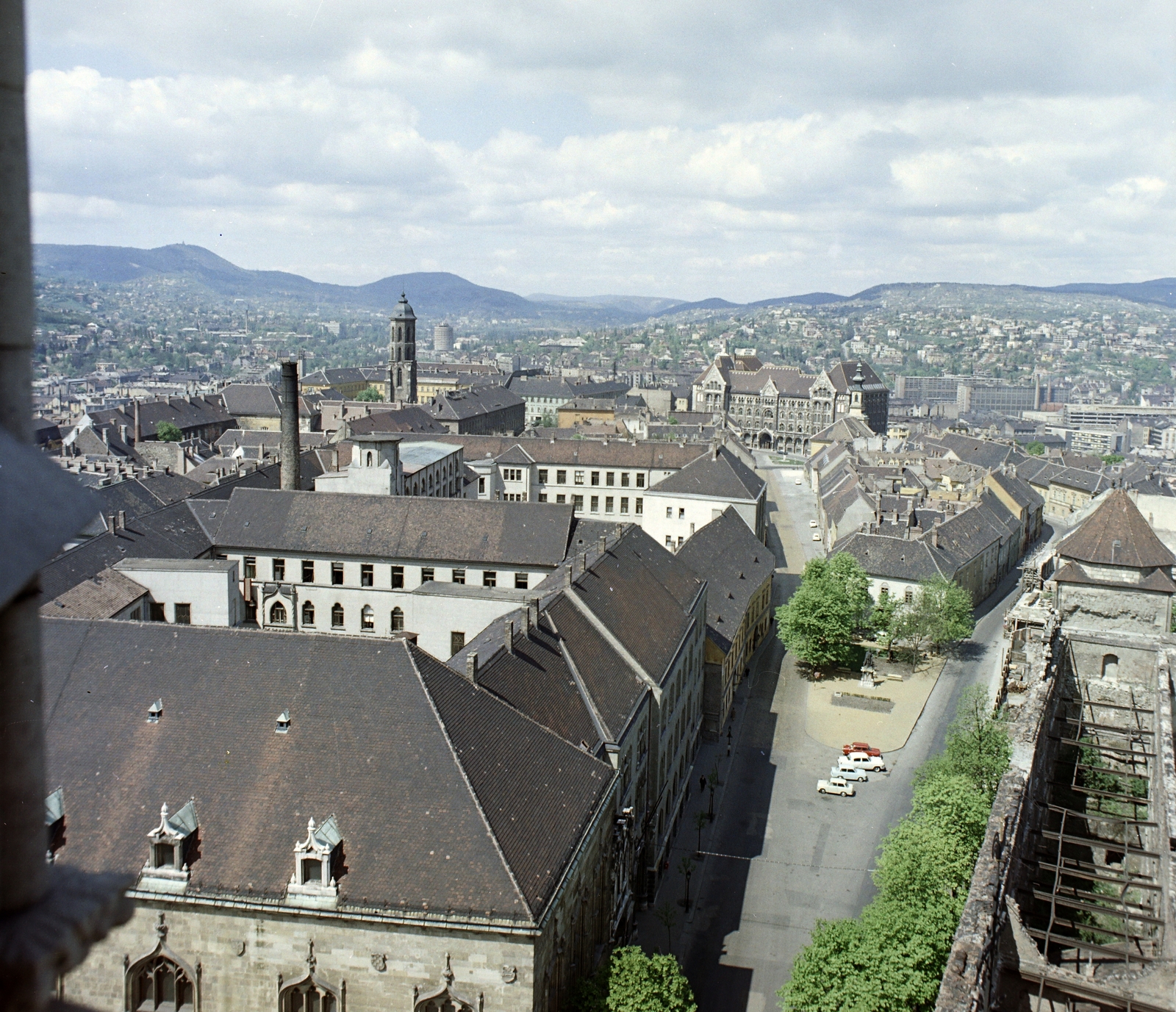 Hungary, Budapest I., kilátás a Mátyás templom-tornyából a budai hegyek felé. Előtérben a Hess András tér, távolabb balra Mária Magdolna-templom tornya, ettől jobbra az Országos Levéltár díszes épülete., 1967, FŐFOTÓ, Budapest, colorful, Fortepan #207524