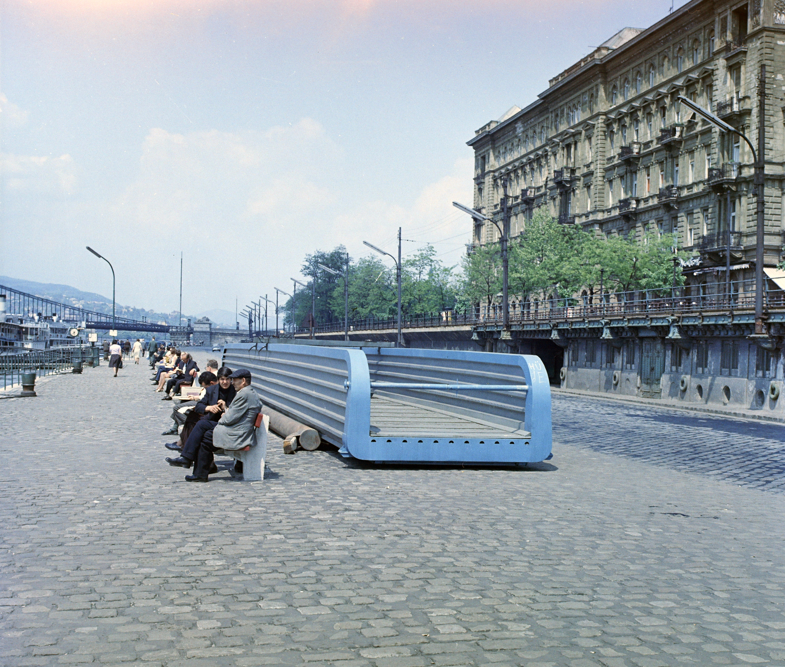 Hungary, Budapest V., pesti alsó rakpart, előtérben a Vigadó téri hajóállomás bejáróhídja, háttérben a Széchenyi Lánchíd., 1967, FŐFOTÓ, Budapest, Fortepan #207525