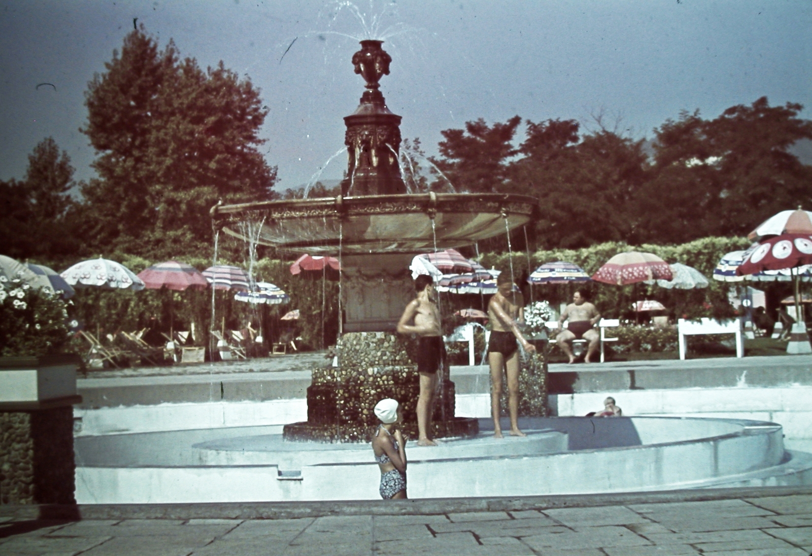 Hungary, Margit Islands, Budapest, Palatinus Strandfürdő., 1939, Fortepan, beach, colorful, fountain, sunshades, flower box, Fortepan #20753