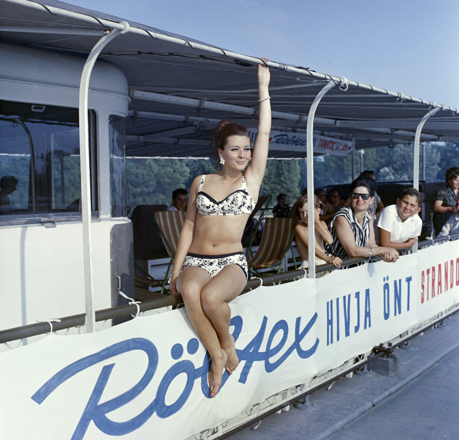Hungary, Budapest, a felvétel az ekkor Panoráma strandhajóként működő Petőfi oldalkerekes gőzhajó fedélzetén készült., 1967, FŐFOTÓ, bathing suit, Röltex-brand, fashion photography, posture, sitting on a handrail, Fortepan #207539